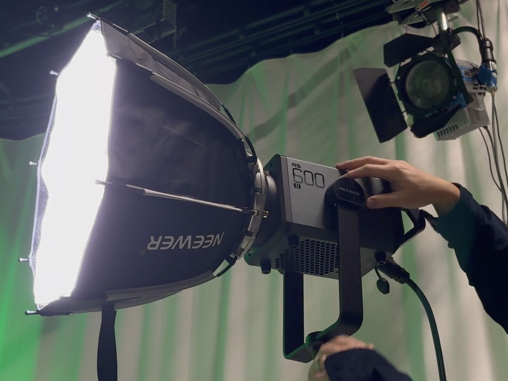 Neewer AS600B 600W Bi-colour LED video light review | Digital