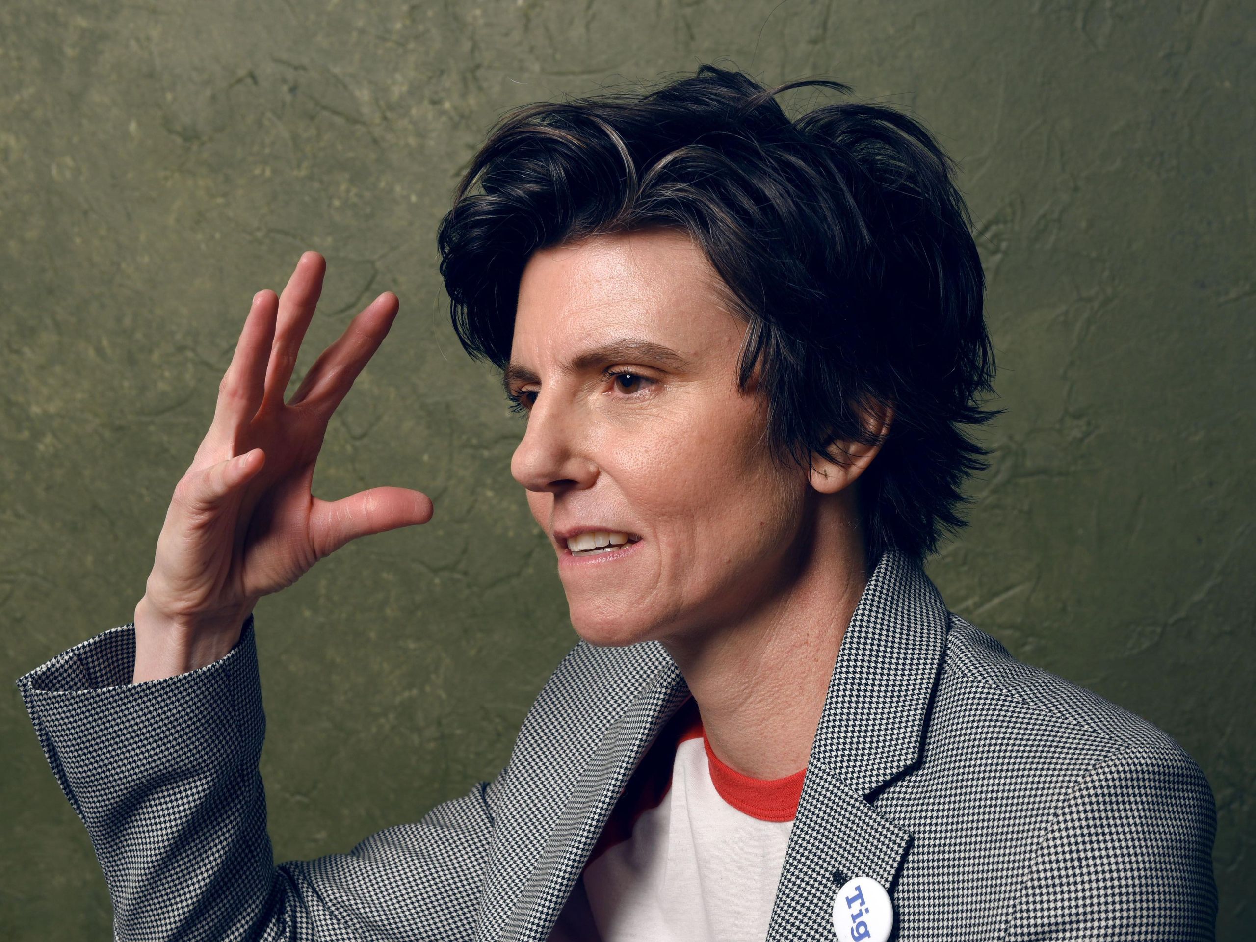 tig notaro long hair cigarette OMG. This bitch was on Survivor Season 1. She never told me! She's the one in the middle. Love her with Tig Notaro Talks About New