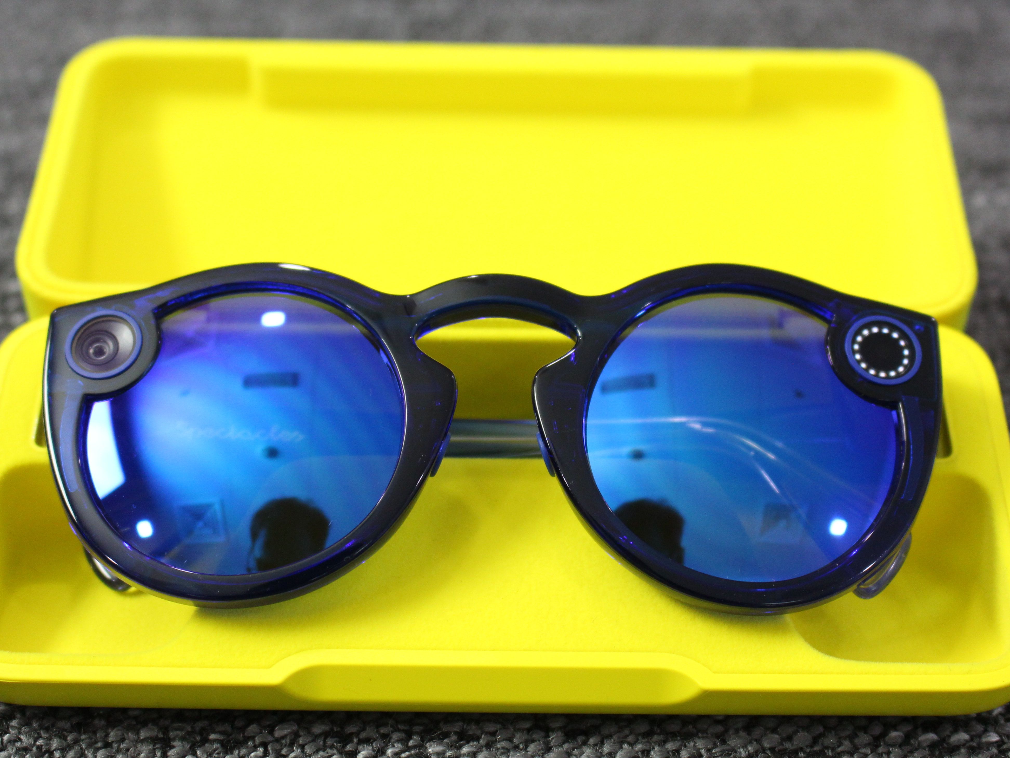 snapchatのSpectaclesサングラス Amazon.com: Spectacles - Video Sunglasses Made for Snapchat