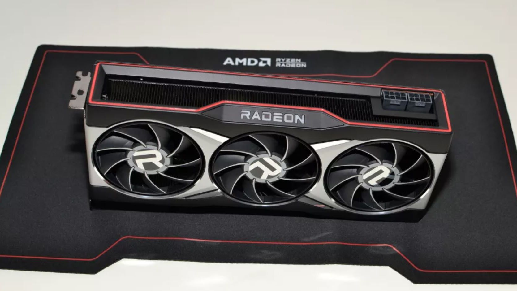 AMD RX 6900XT Screams at 3.3 GHz, Breaking Another World Record
