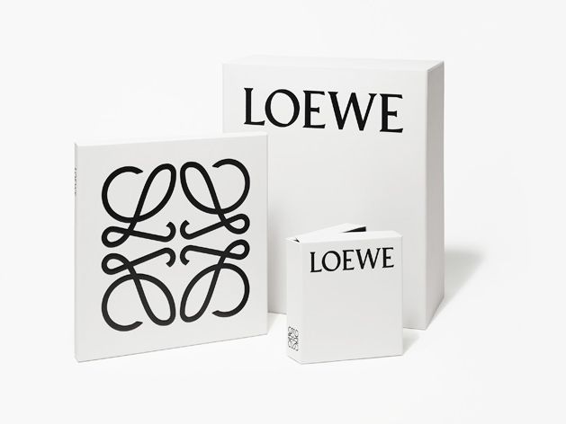 LOEWE ロゴデザイン ブローチ Anagram brooch in metal Gold - LOEWE