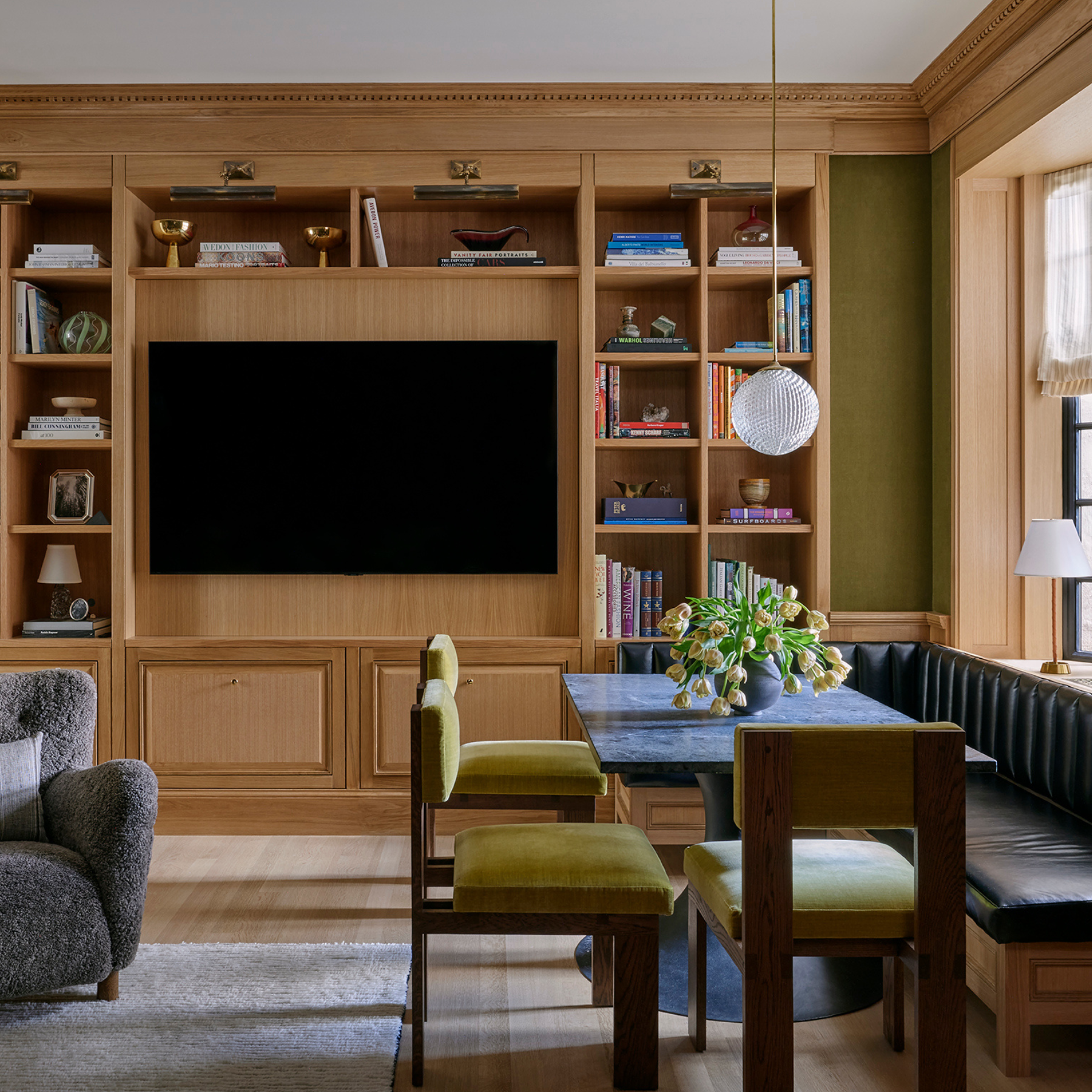 L'Appartement DEUXIEME CLASSE - APSTUDIO AMERICANAムラ染クルーネックプルオーバー Tour an Upper East Side apartment that's layered and livable