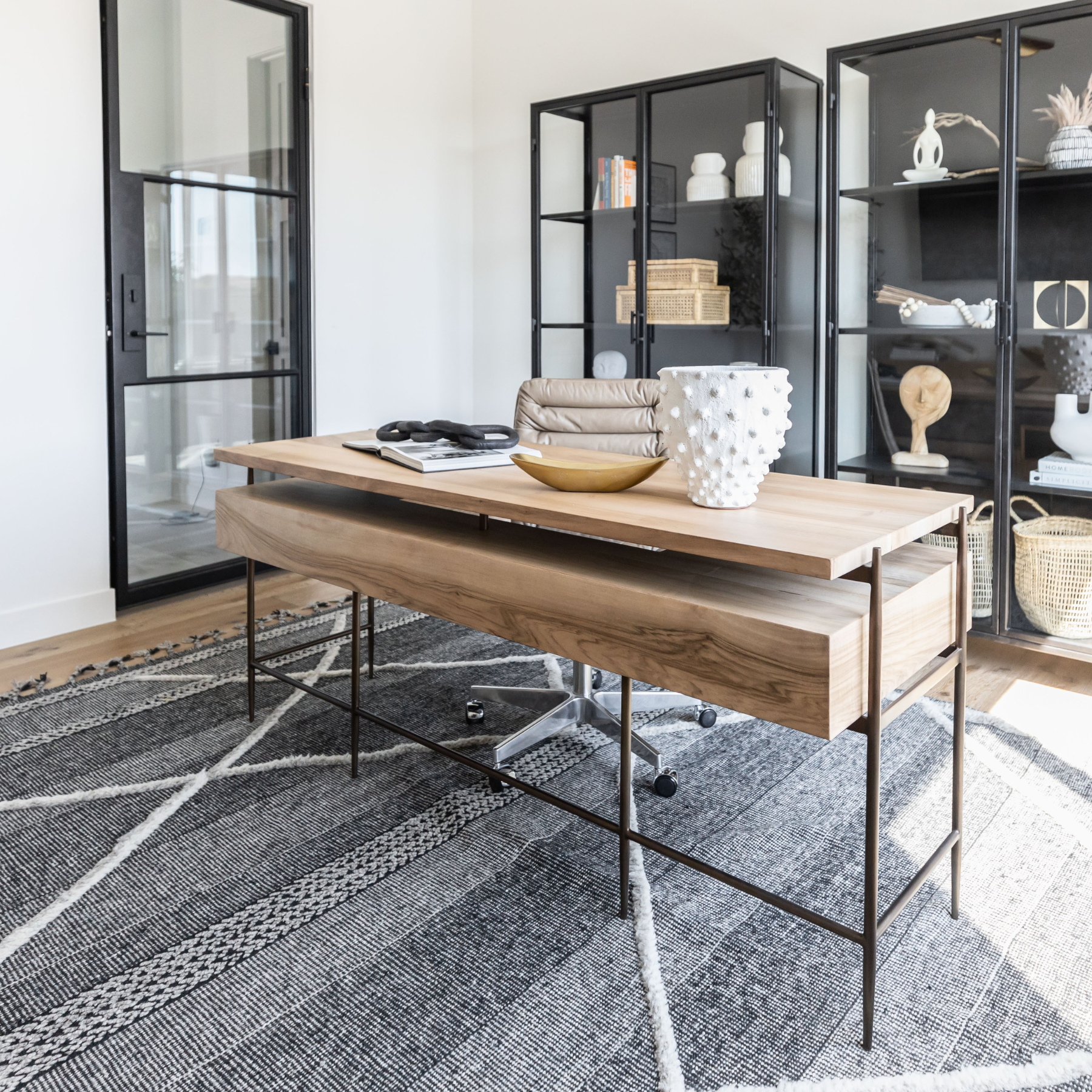 美品★洋書★インテリアデザイン Calm working spaces Chic-Minimal-Home-Office-1I-