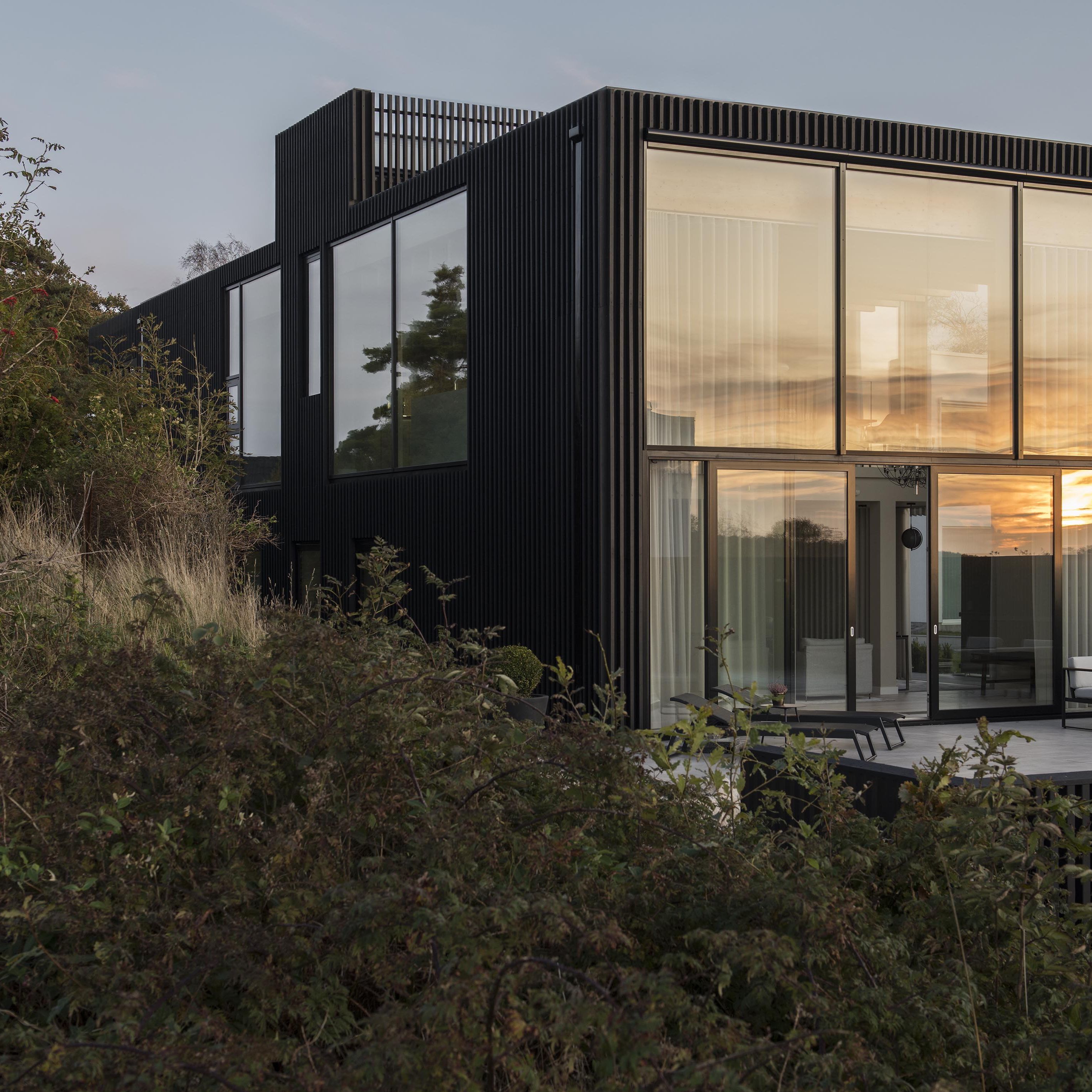 極上北欧ハウス！The Persuader - Stockholm 2LP Bornstein Lyckefors creates suburban black house Villa Hovås