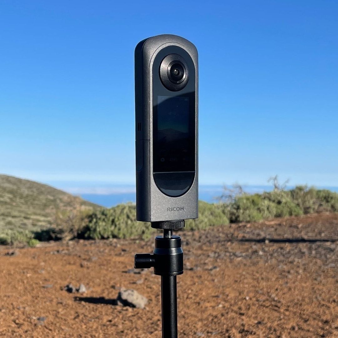 Ricoh THETA X 2023, Fotocamera 360° Con Sensore Da 48MP E 60MP Stitching, Video 5.7K 30fps, Touch Screen 2.25", Batteria Intercambiabile E MicroSD, USB-C, Android OS