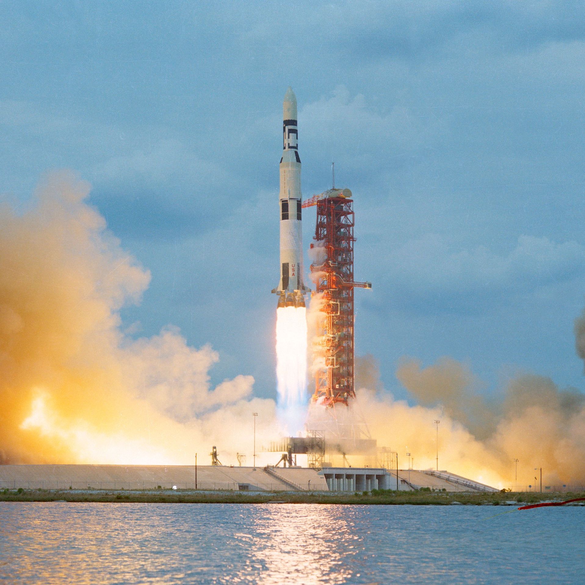 アポロ ロケット NASA ローンチパッド APOLLO SATURN 5 V 55 Years Ago: Apollo 4, the First Flight Saturn V, Rolls Out