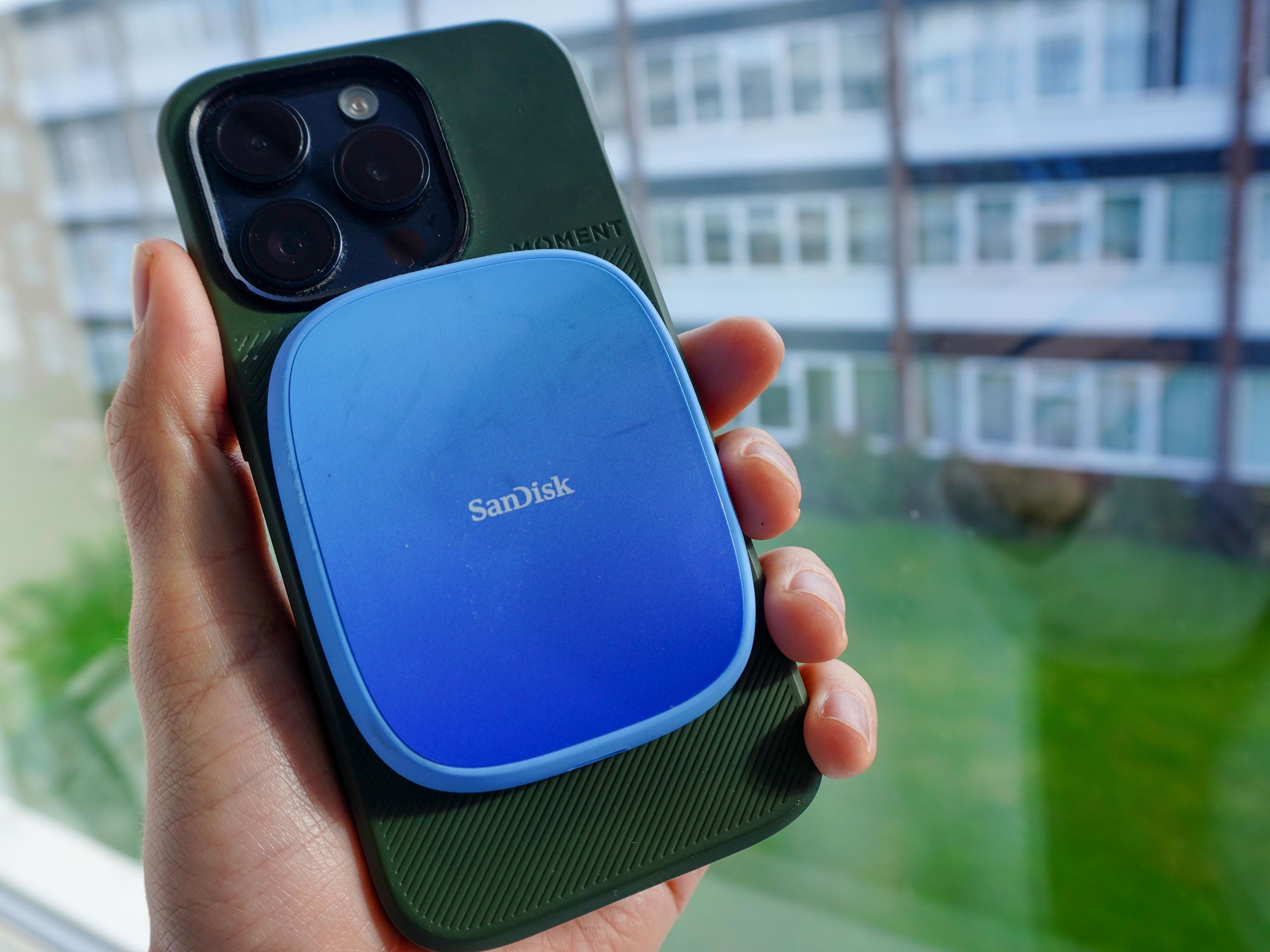 外付けハードディスク・ドライブ SanDisk Creator Phone SSD 1TB storage I'm a content creator, and this SanDisk Creator Phone SSD is the