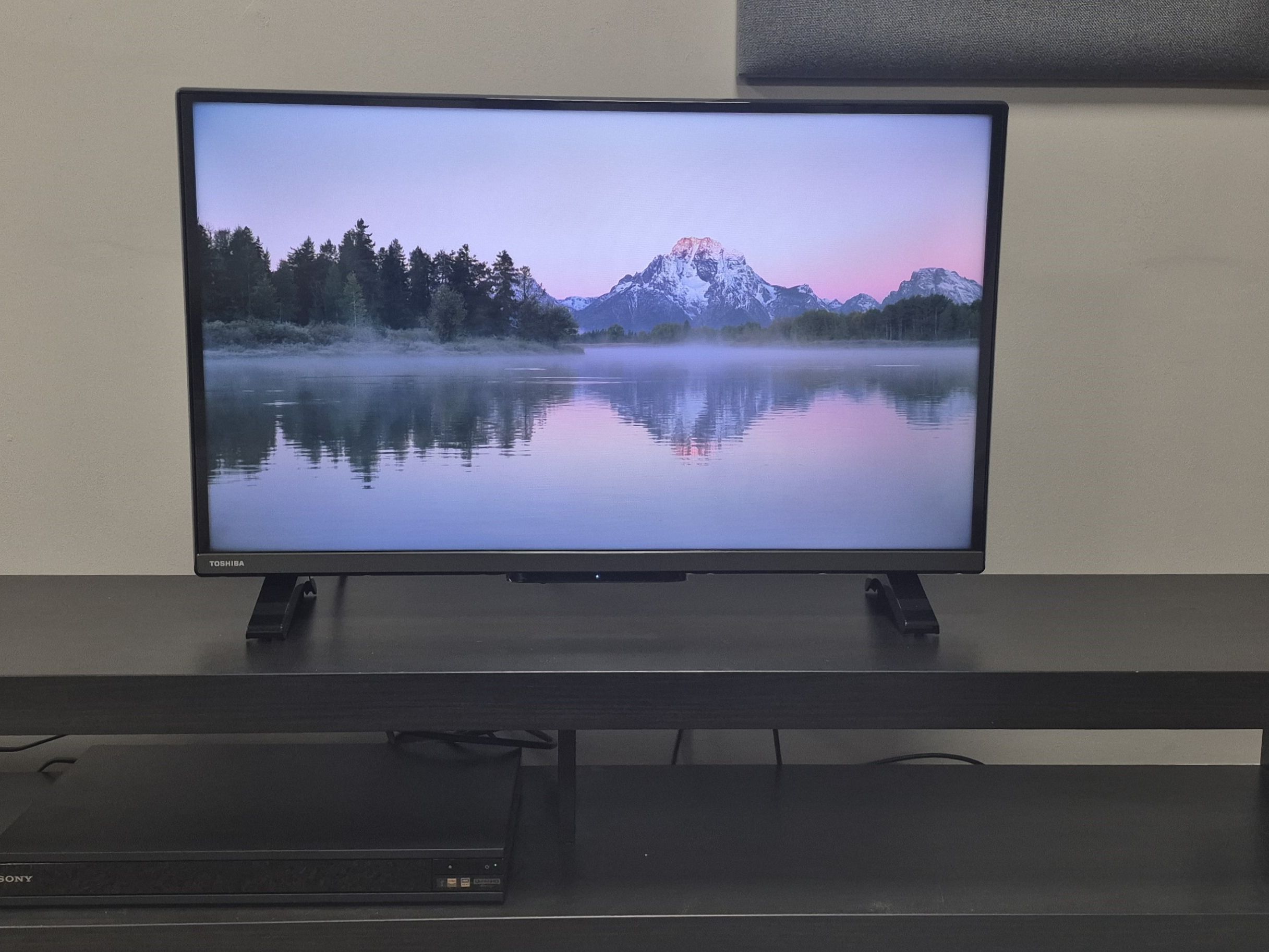 Toshiba 32LF2F53DB review: an ultra-cheap 32-inch TV that falls