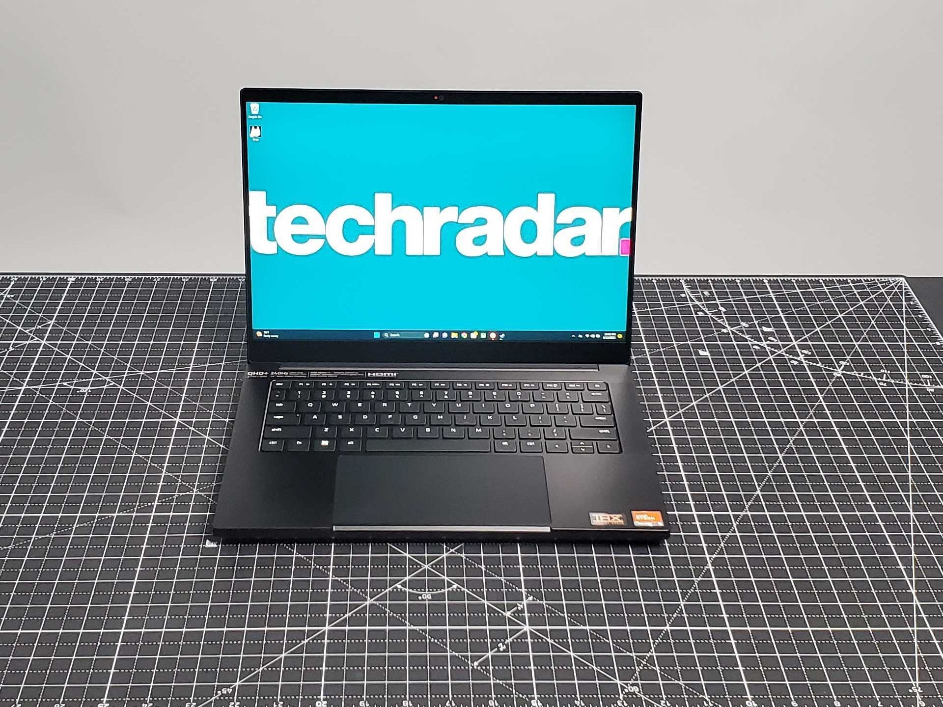 Amazon.com: Razer Blade 14 Gaming Laptop: AMD Ryzen 9 6900HX