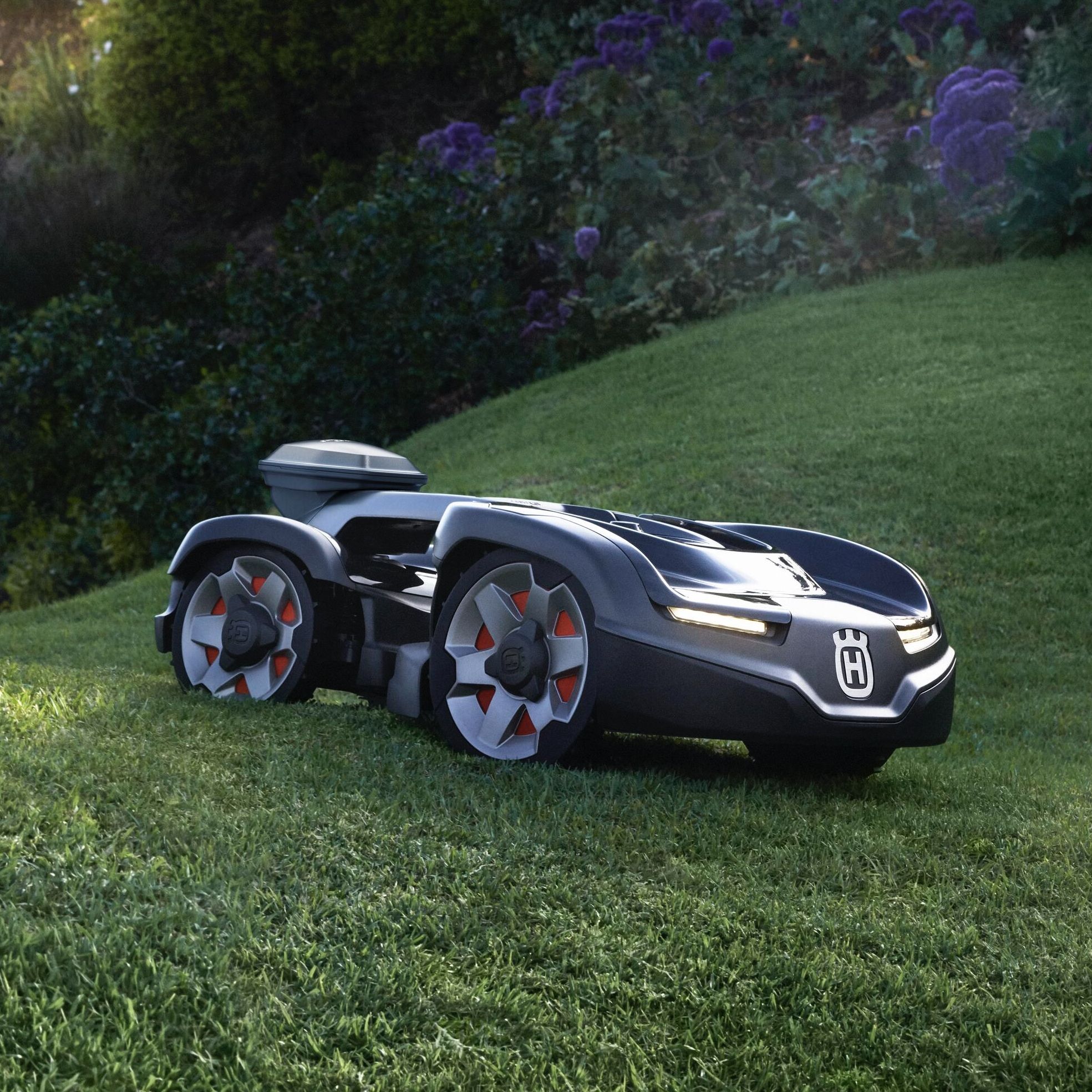 ROUMAN！ Husqvarna introduces wire-free version of its best-selling robotic