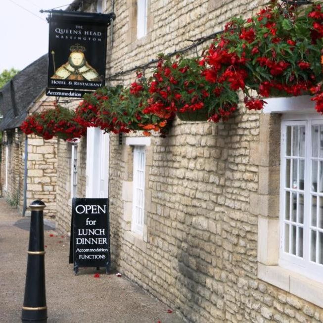 The Queens Head from the road