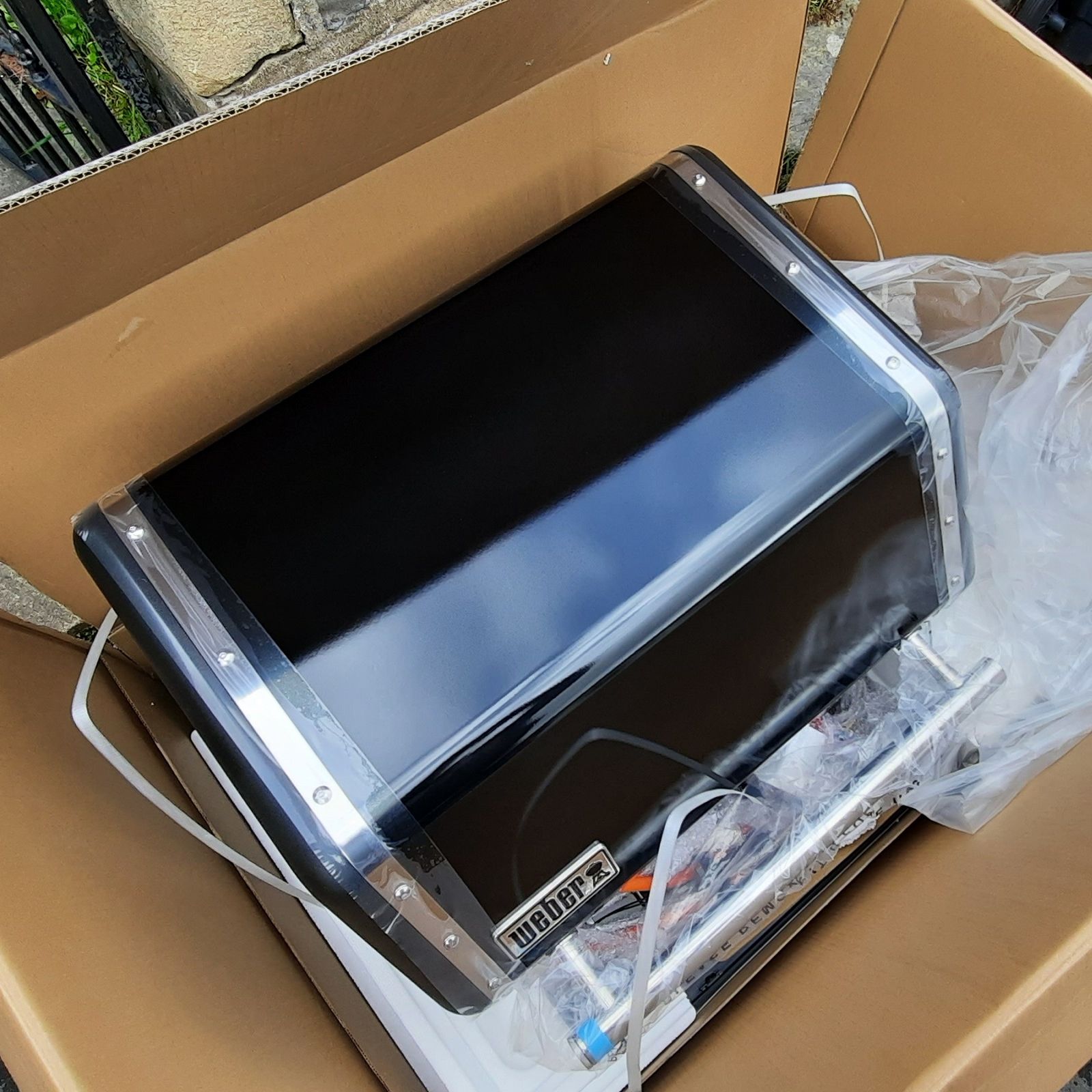 weber genesis ex335 in box