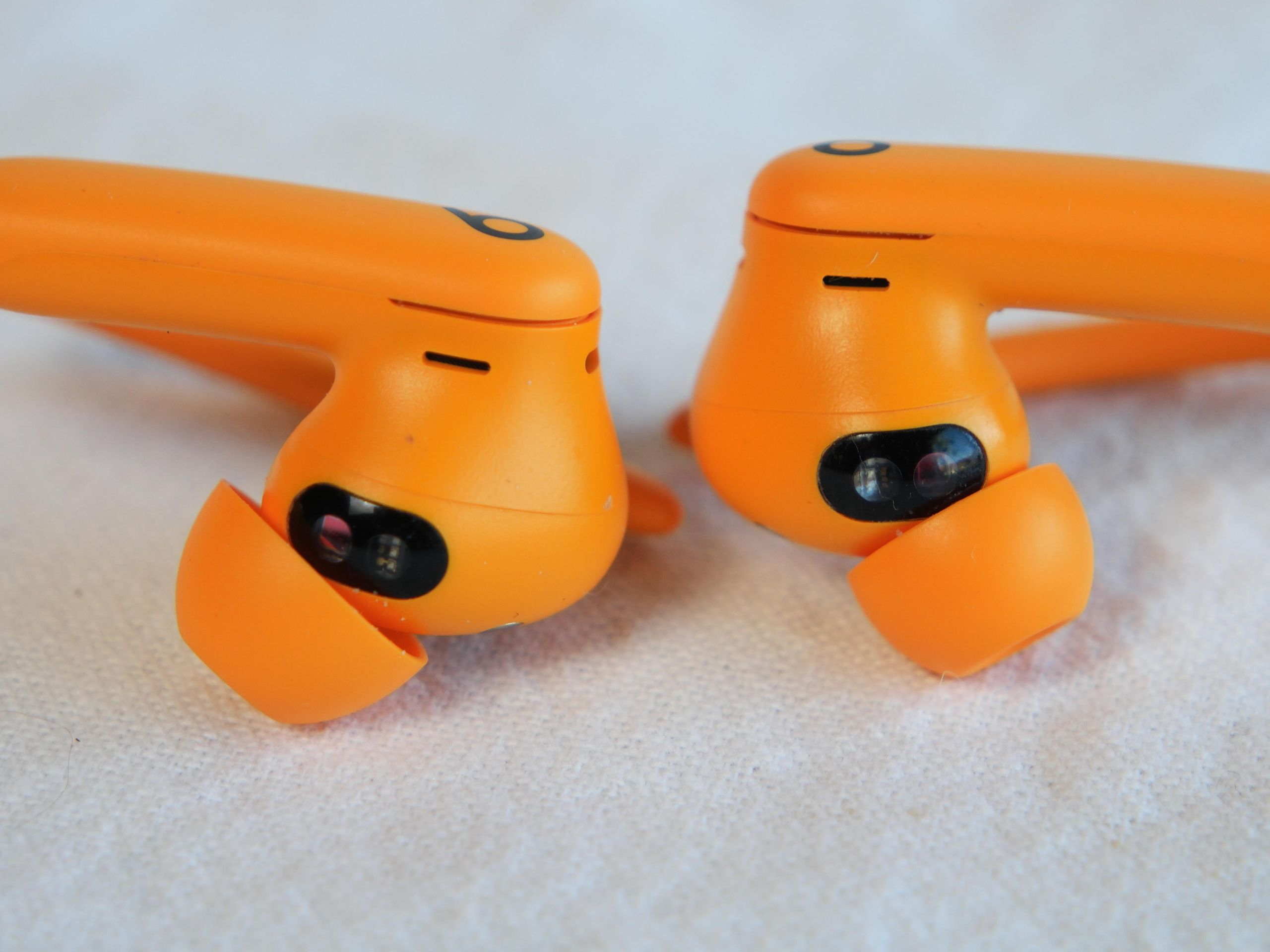 【新品未開封】PowerbeatsFit オレンジME2M4PA/A RQXNG Beats Powerbeats Fit True Wireless Active Noise Canceling Earbuds