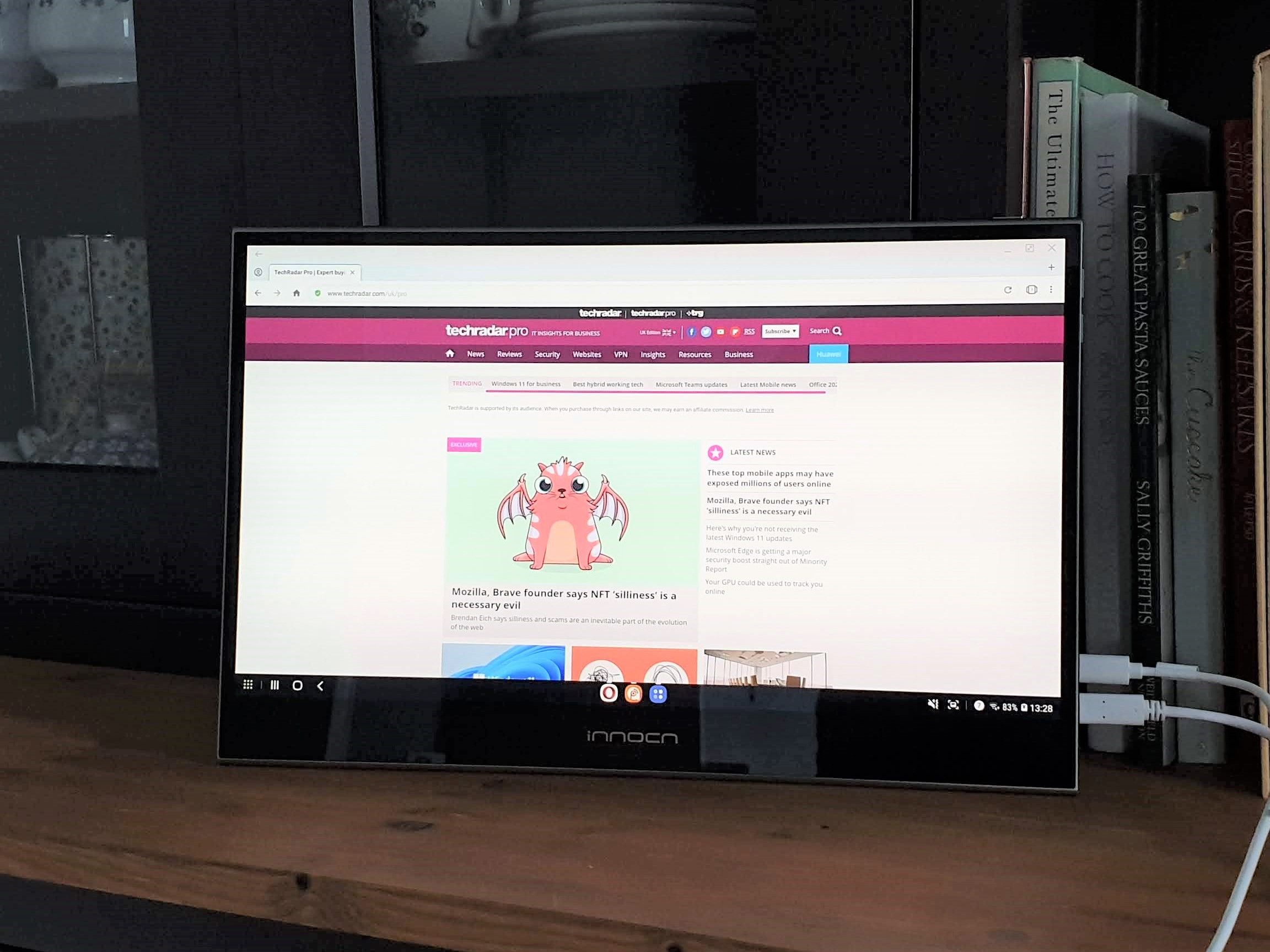 InnoCN PU15-PRE 15.6-inch 4K OLED touchscreen portable monitor