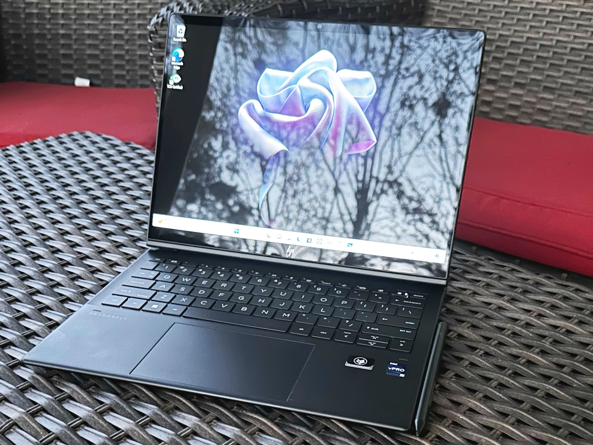 HP Dragonfly Folio G3 Review: Silent Assassin, Premium Pricing