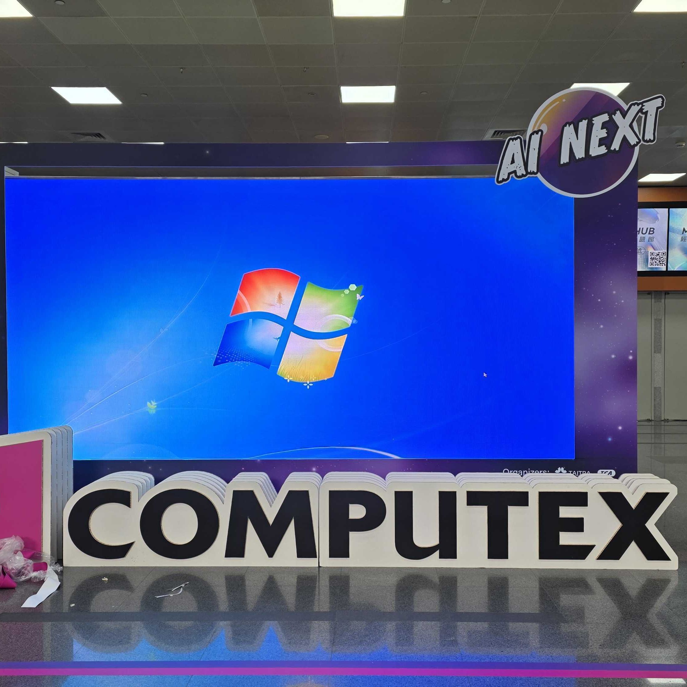 Prominent Computex sign runs Windows 7, as Microsoft insists we