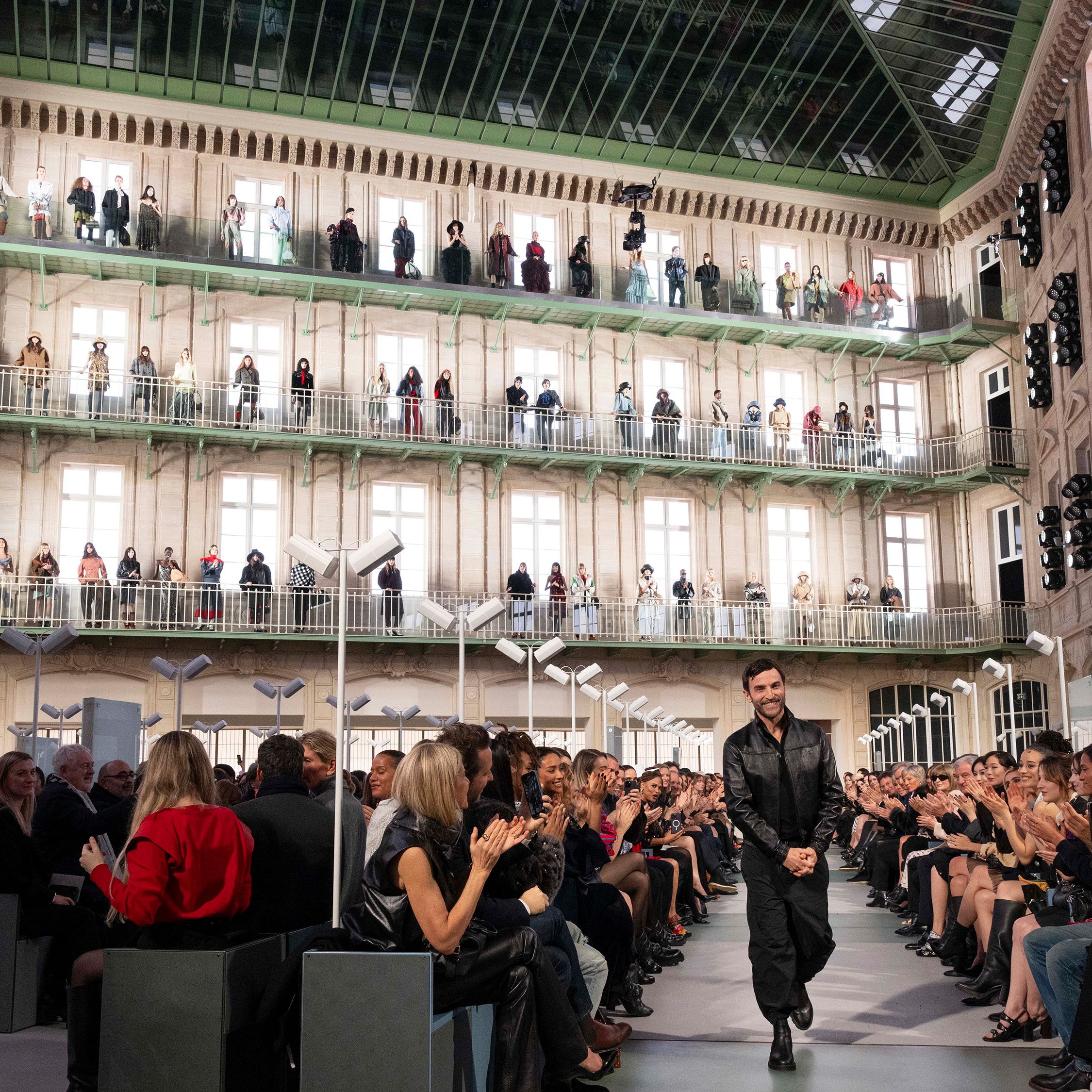 EB59-1 LOUIS VUITTON コリエ テレフォン ジャポン Louis Vuitton Showed Its F/W 25 Collection in a Paris Train