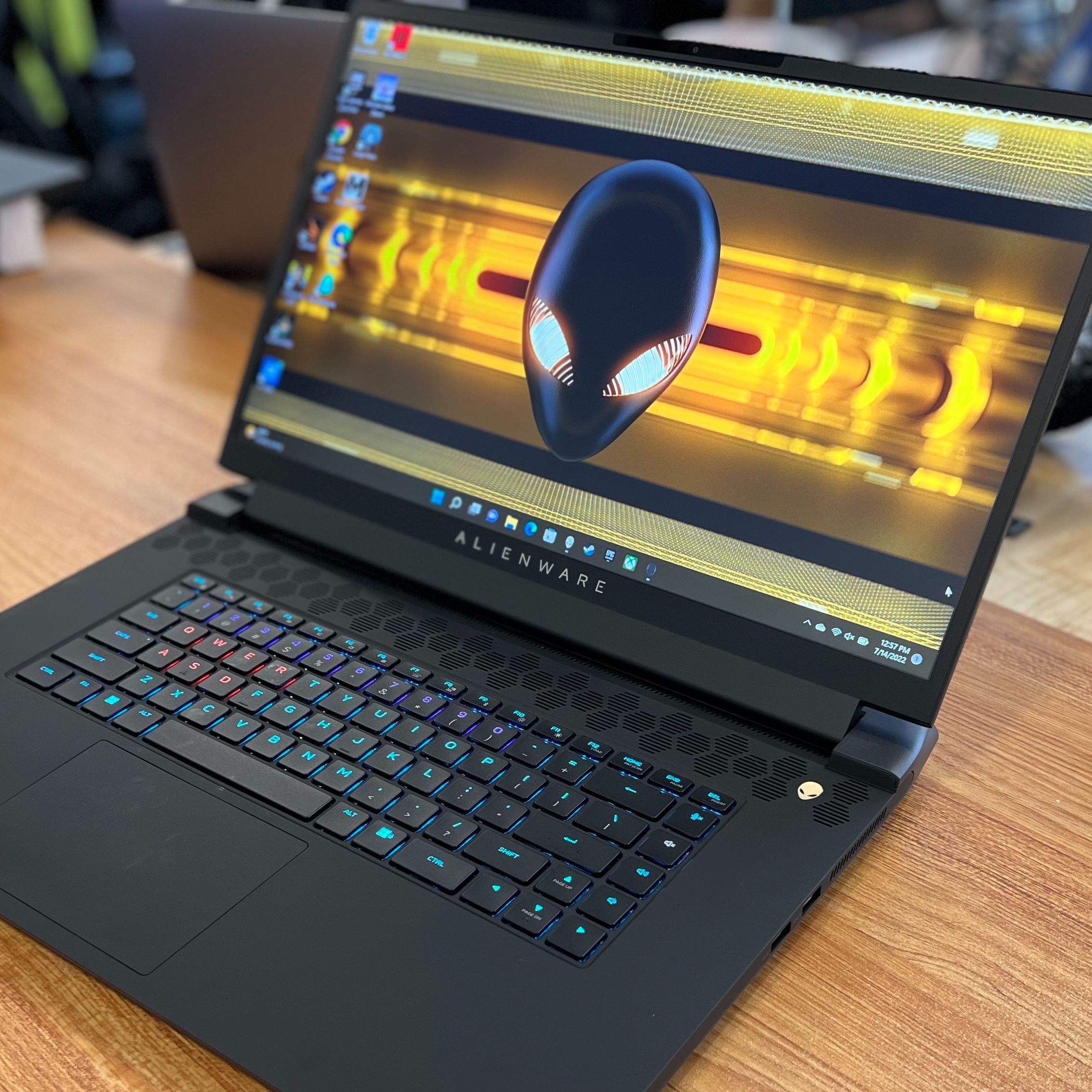 パソコン Alienware m17 AMD SuMKkY6Avtf79gFDYPRB7T.jpg