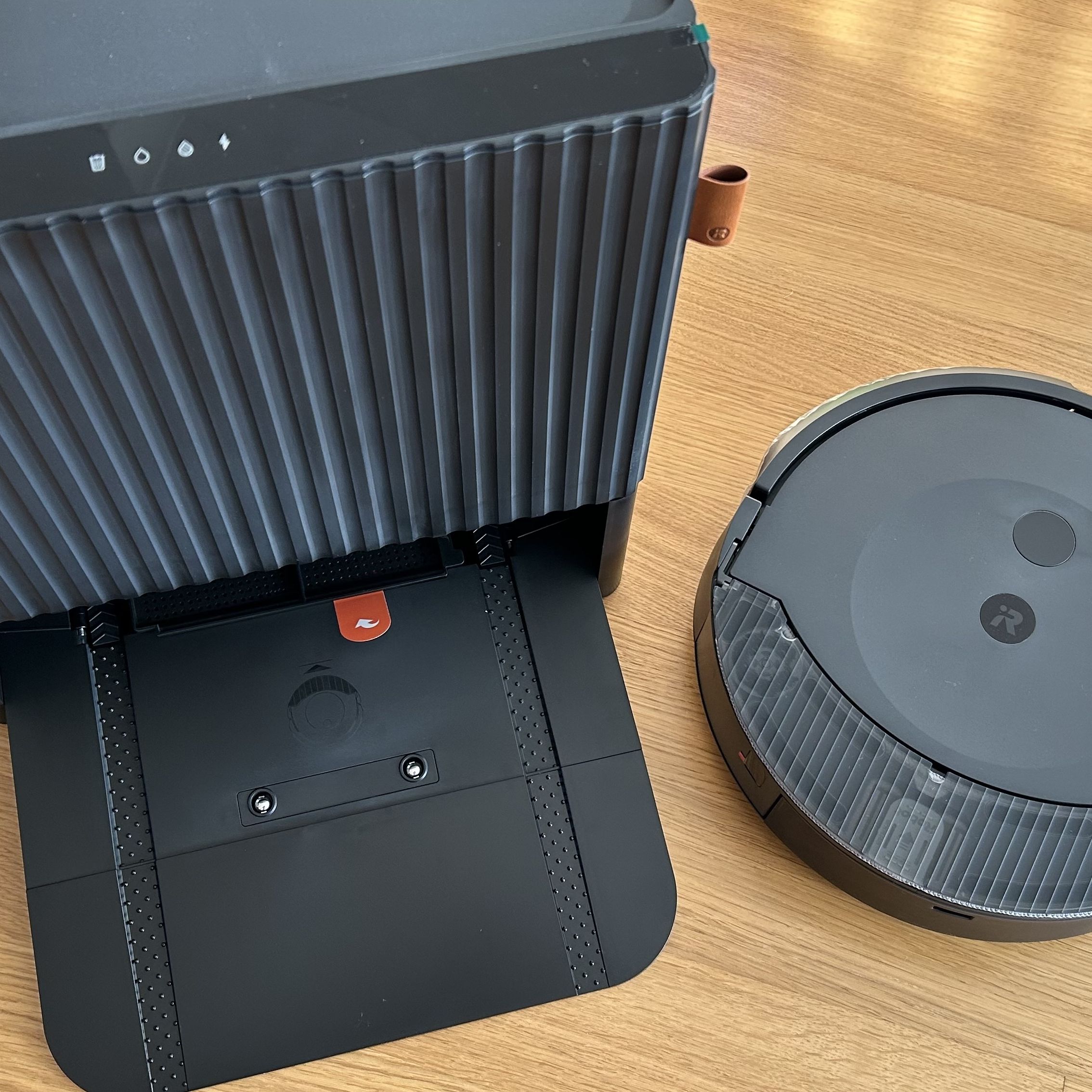 Roomba Combo 10 Max ・X055860 Roomba Combo® 10 Max Robot + AutoWash Dock | SmartScrub