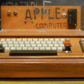 コンピュータ・IT Two Steves & Apple Steve Jobs and Steve Wozniak with the Apple I and the Apple