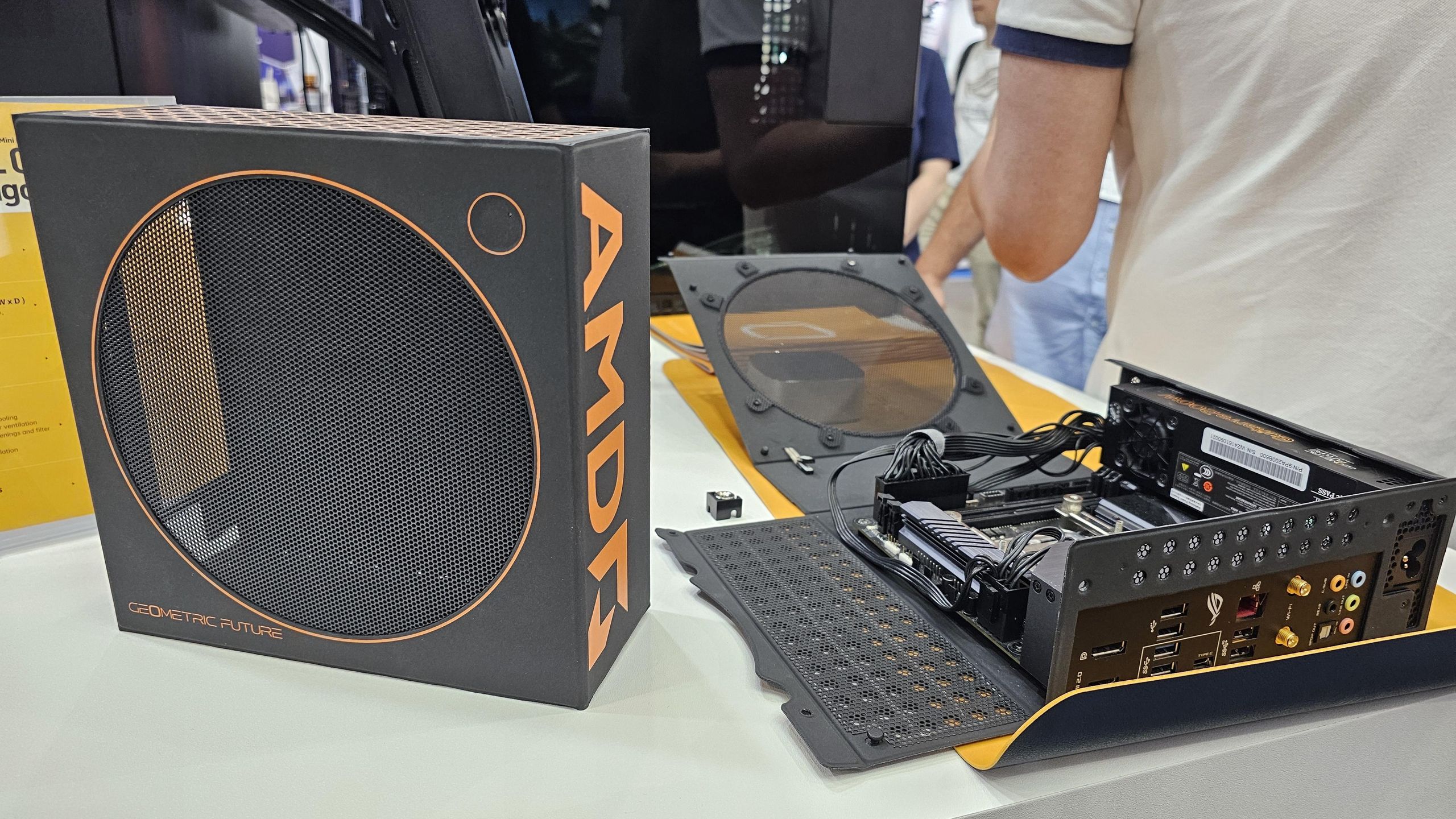 flamingo PCケース Geometric Future's Model 0 Flamingo is a PC case that folds around