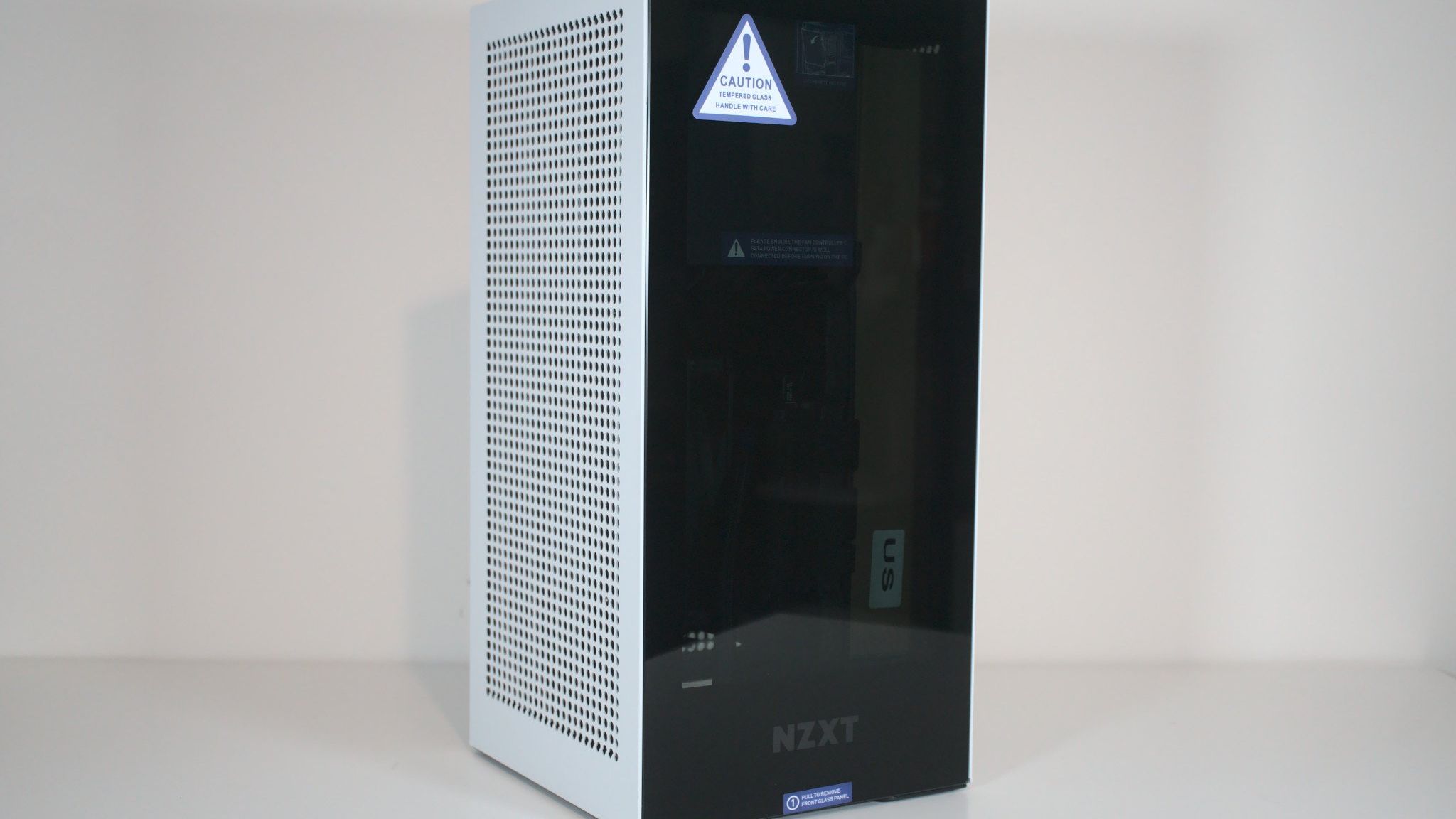NZXT H1 Version 2 ホワイト NZXT H1 - Compact Mini ITX Case in White - 750 W PSU Included
