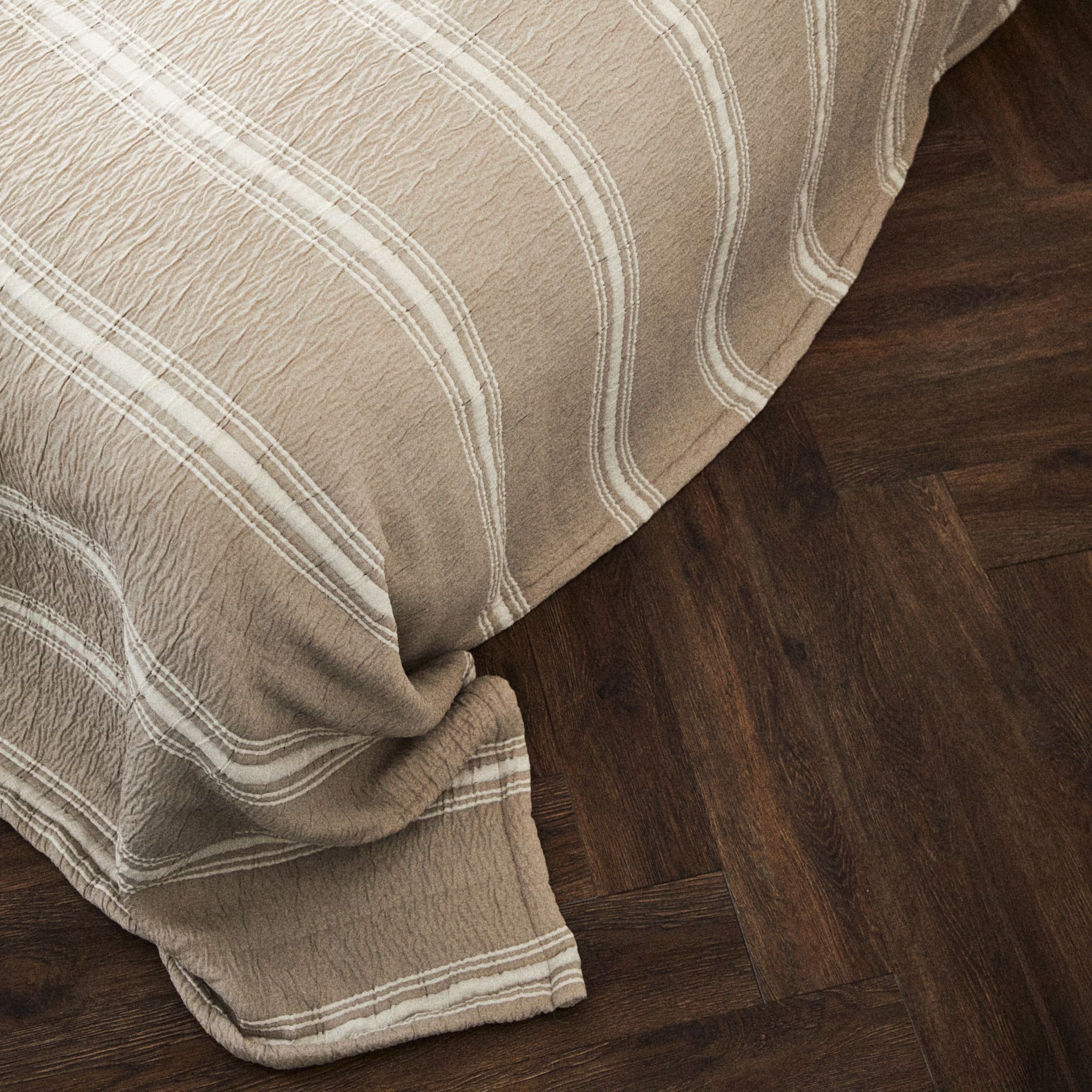 Jacquard-weave bedspread