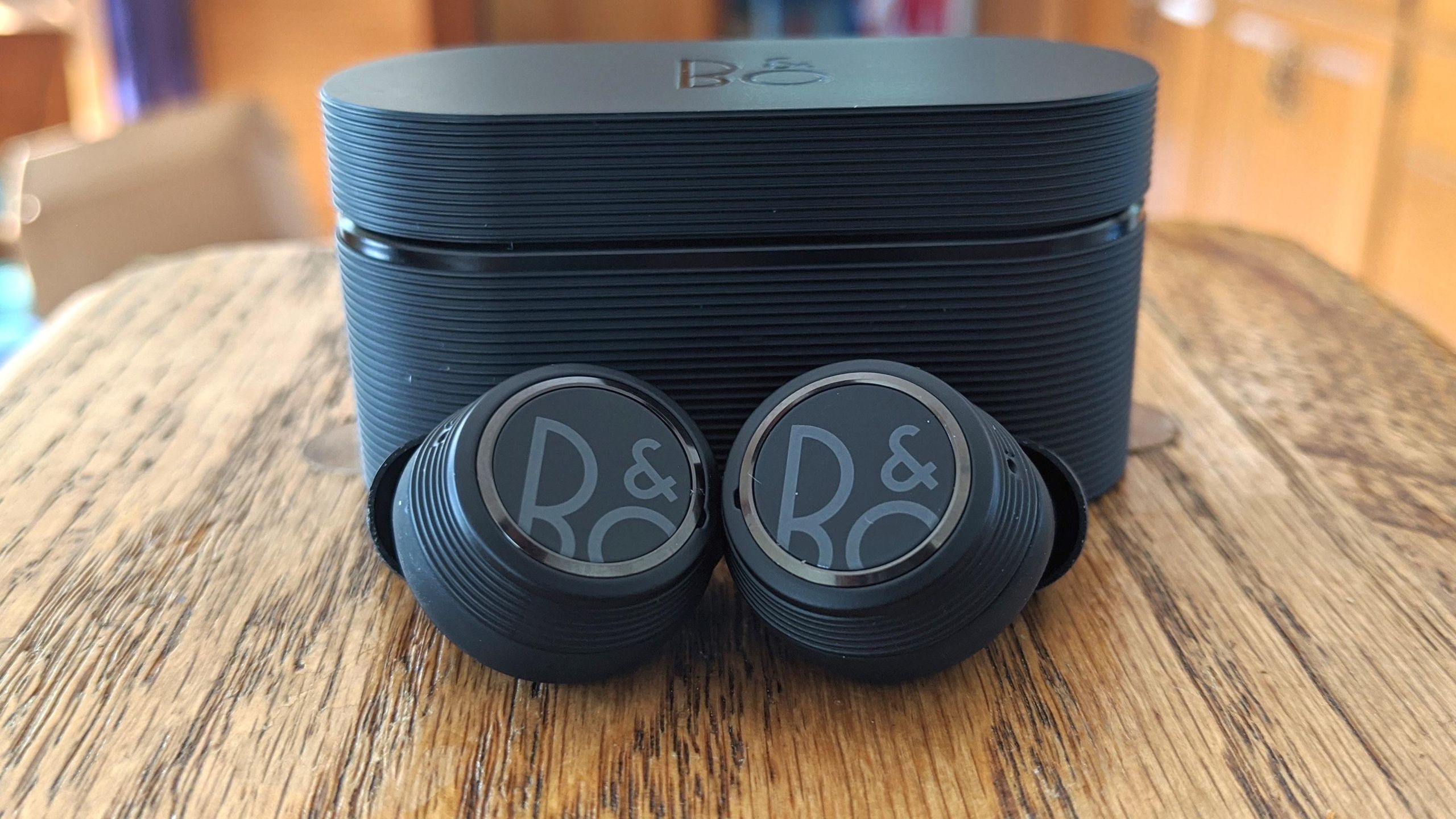 B&O x On E8 SPORT ON EDITION ワイヤレスイヤホン B&O、防塵・防水対応の完全ワイヤレス「Beoplay E8 Sport」に限定