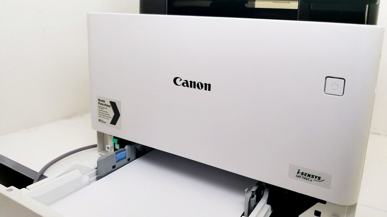 キャノン Canon i-SENSYS MF746Cx review: Solid laser printer hardware held