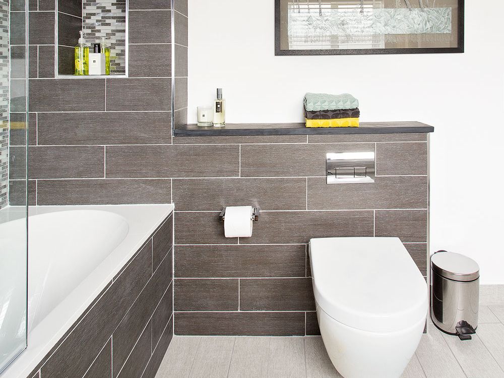 HG Bathroom Cleaner Spray For All Surfaces, Universal Toilet Cleaner, Tile Cleaner, Shower Spray & Light Limescale Remover & Descaler, All Surface