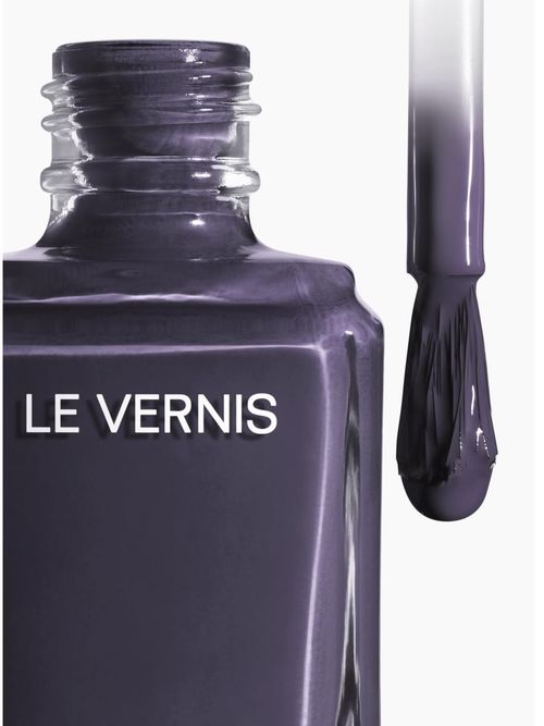 Le Vernis nail polish in shade Cosmique