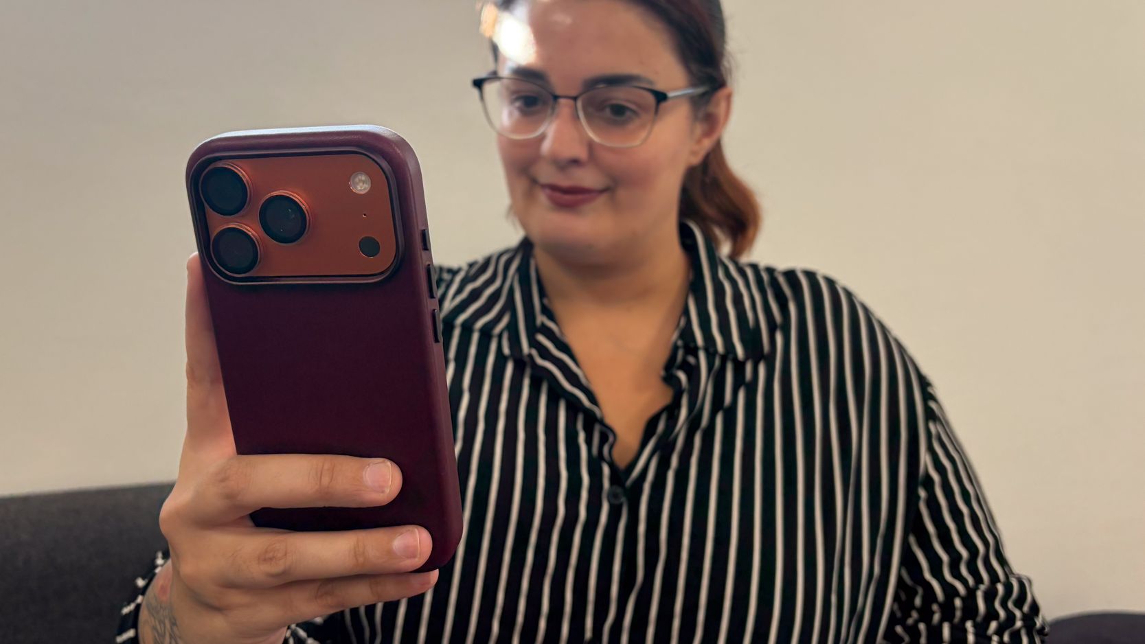 Person using an iPhone in a Casebell&amp;eacute; iPhone 18 Pro case