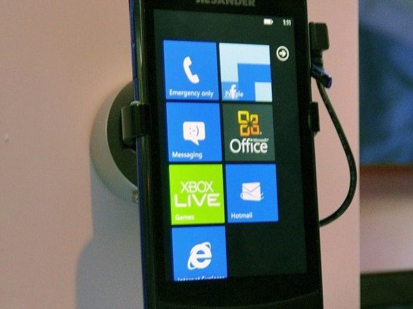 LG E906 Jil Sander phone takes to the catwalk at CES '12 | Windows