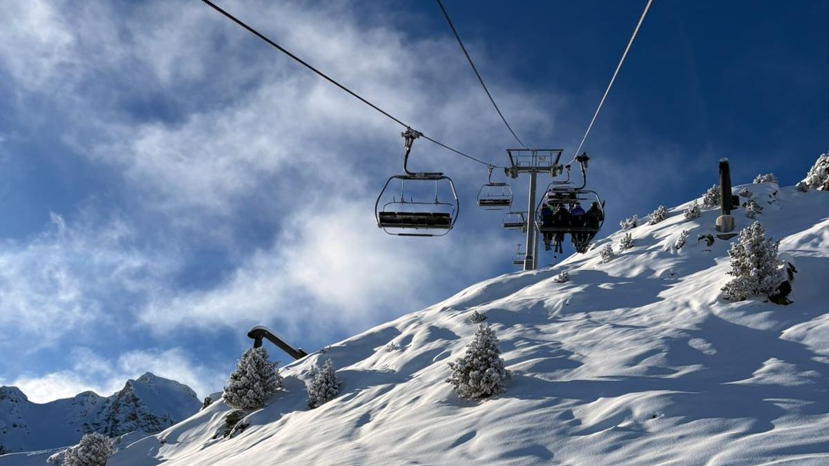 an image of a ski lift over a mountain