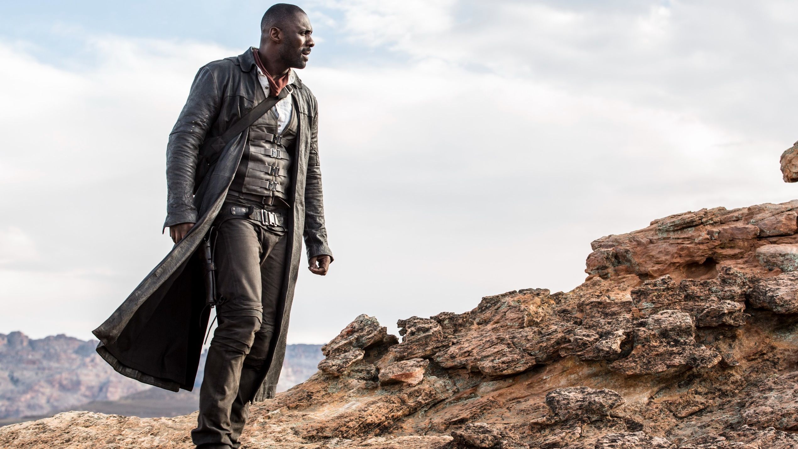 idris elba as the gunslinger in the dark tower (2017)