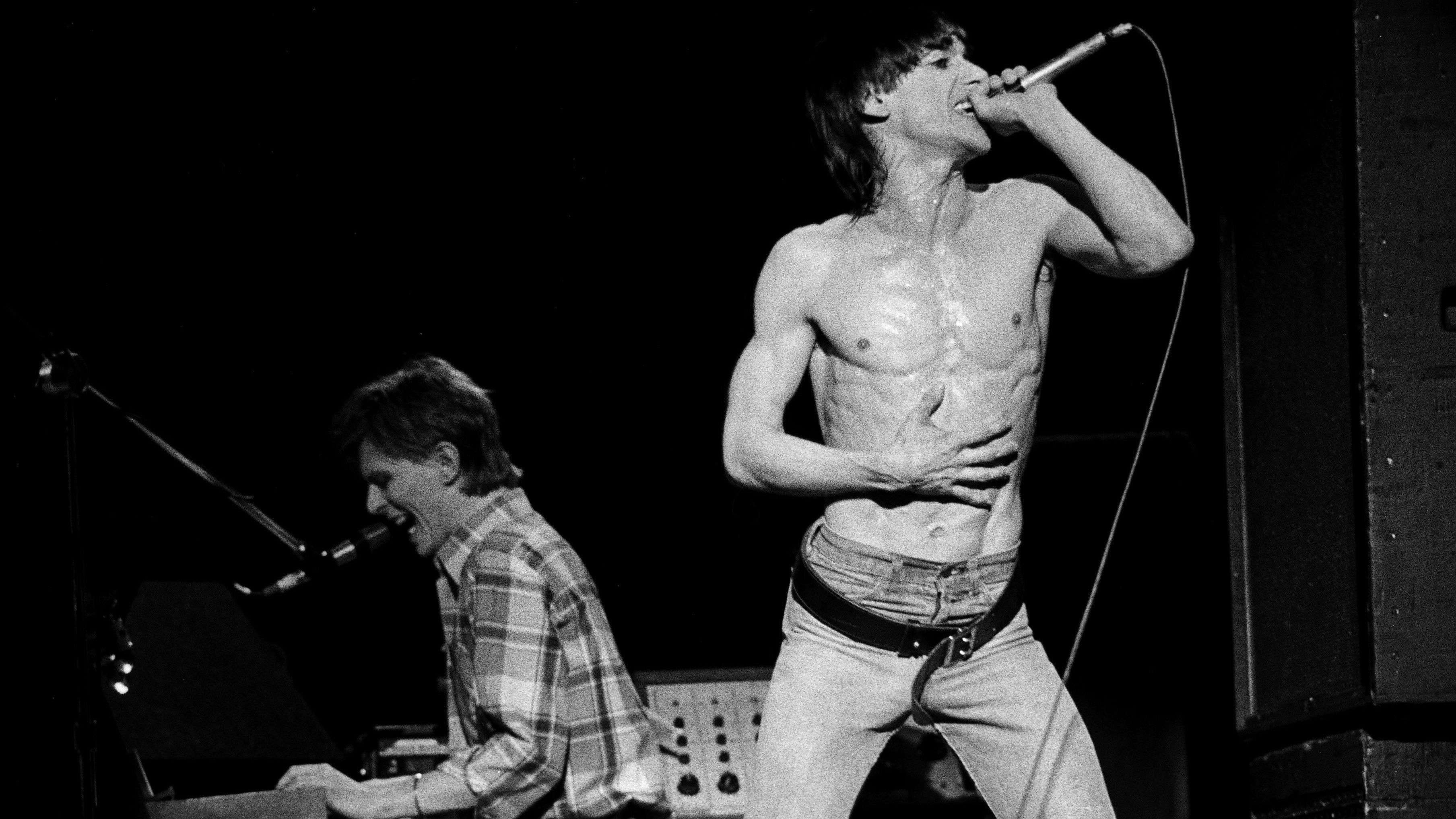 SAN FRANCISCO - 1978: L-R David Bowie and Iggy Pop perform live in 1977 in San Francisco, California. (Photo by Richard McCaffrey/Michael Ochs Archive/Getty Images)