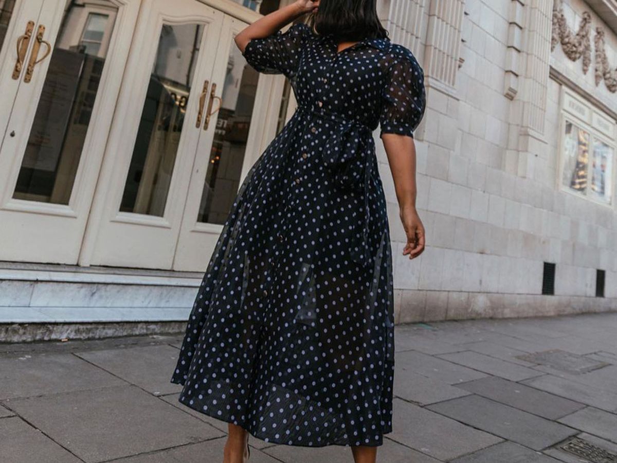 This Is Exactly What Color Shoes to Wear With a Navy Dress | Who What Wear