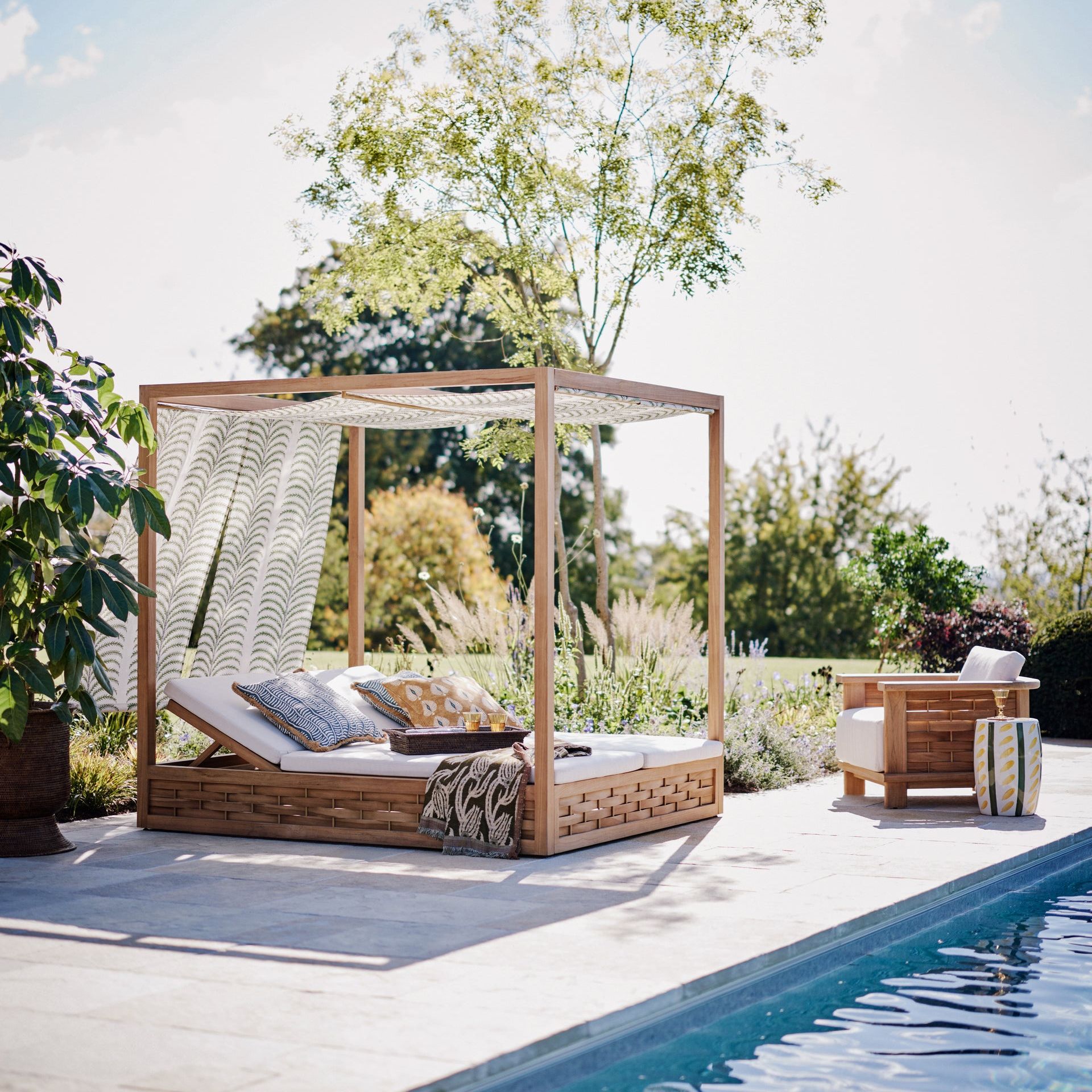 Verdandi Garden Day Bed - Areca Putting Green