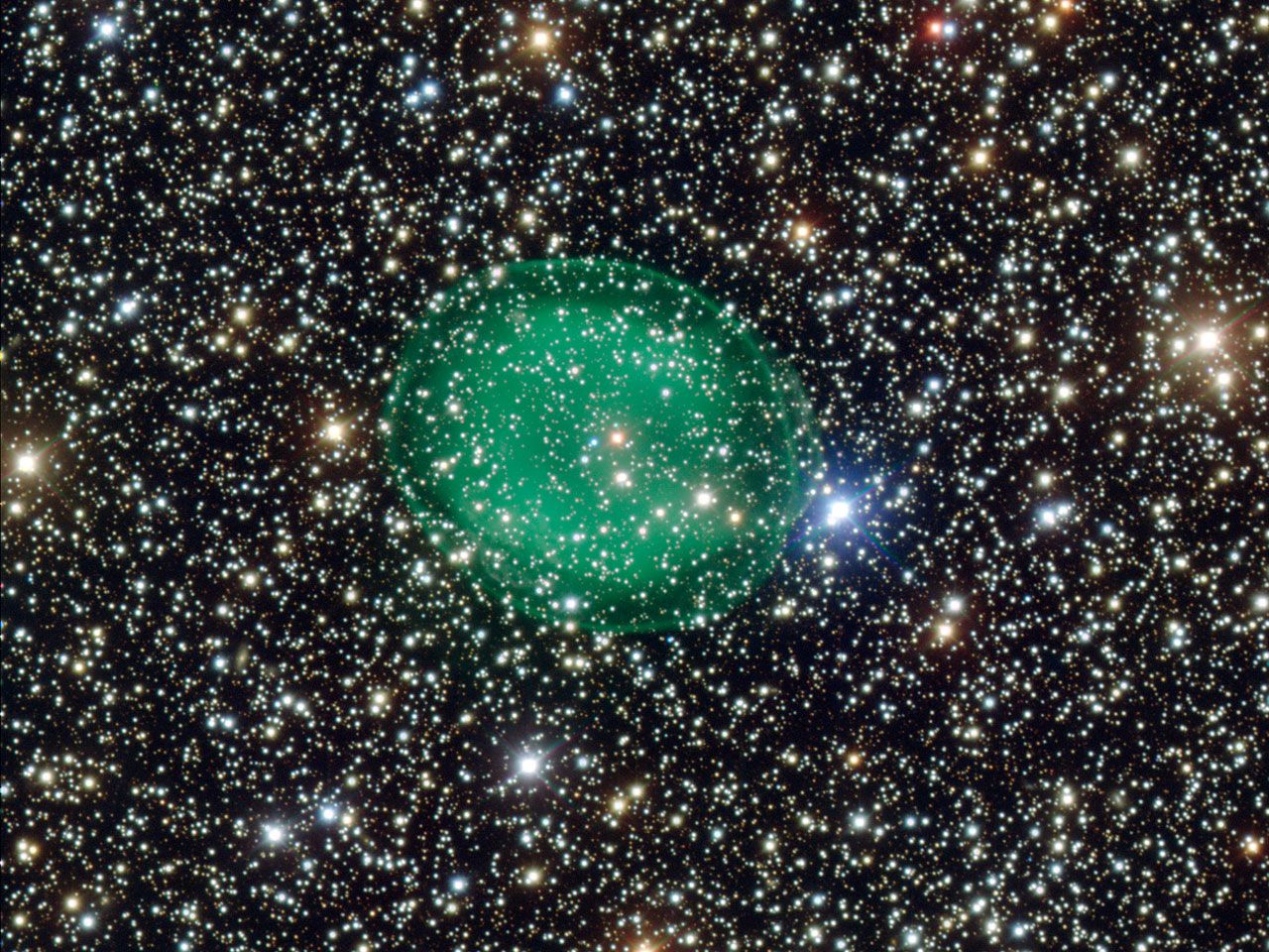 New Photo Reveals 'Ghostly' Green Nebula in Deep Space | Space