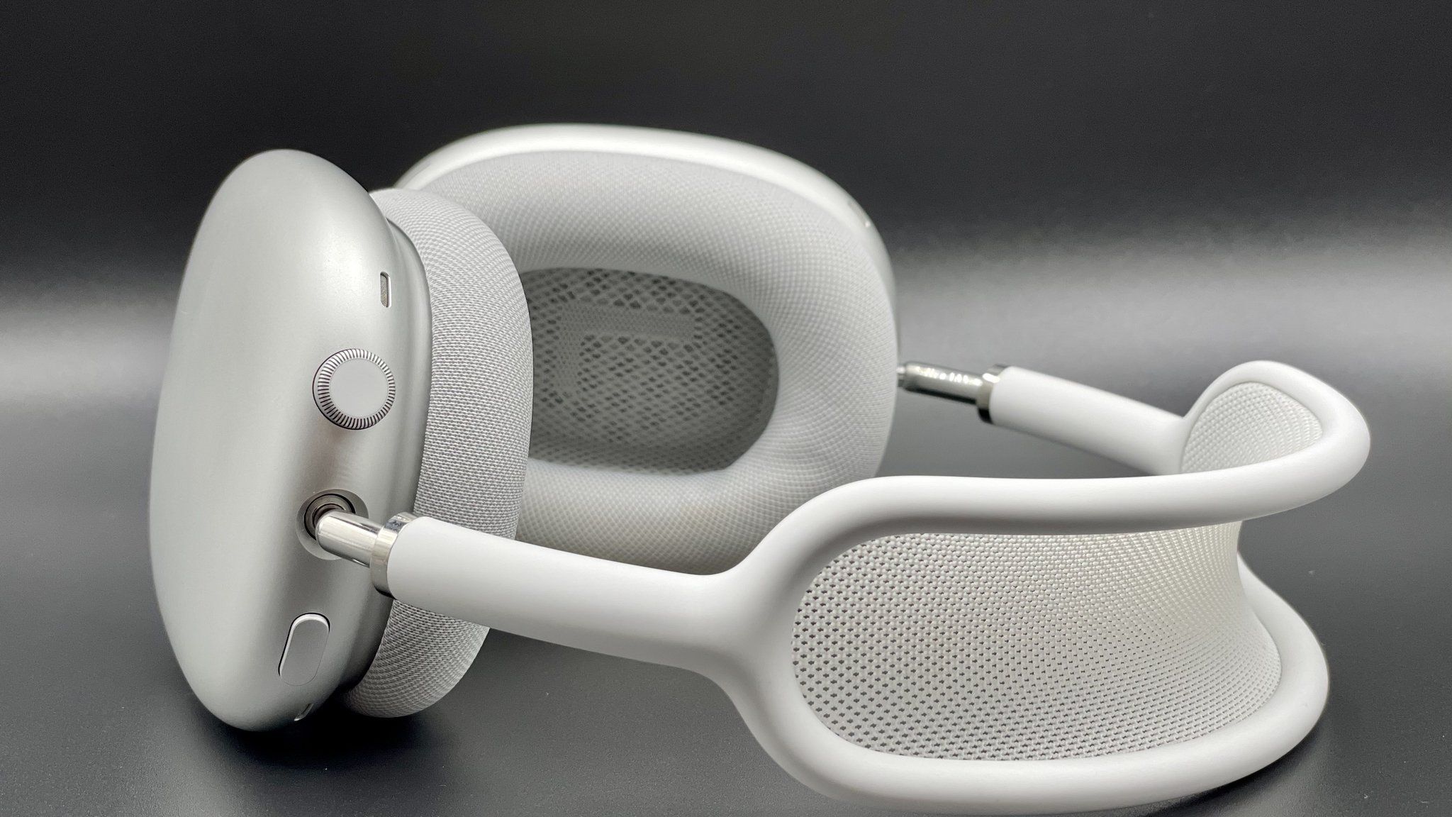 AirPods Max (Lightning) | University of Hawai'i Manoa Bookstore