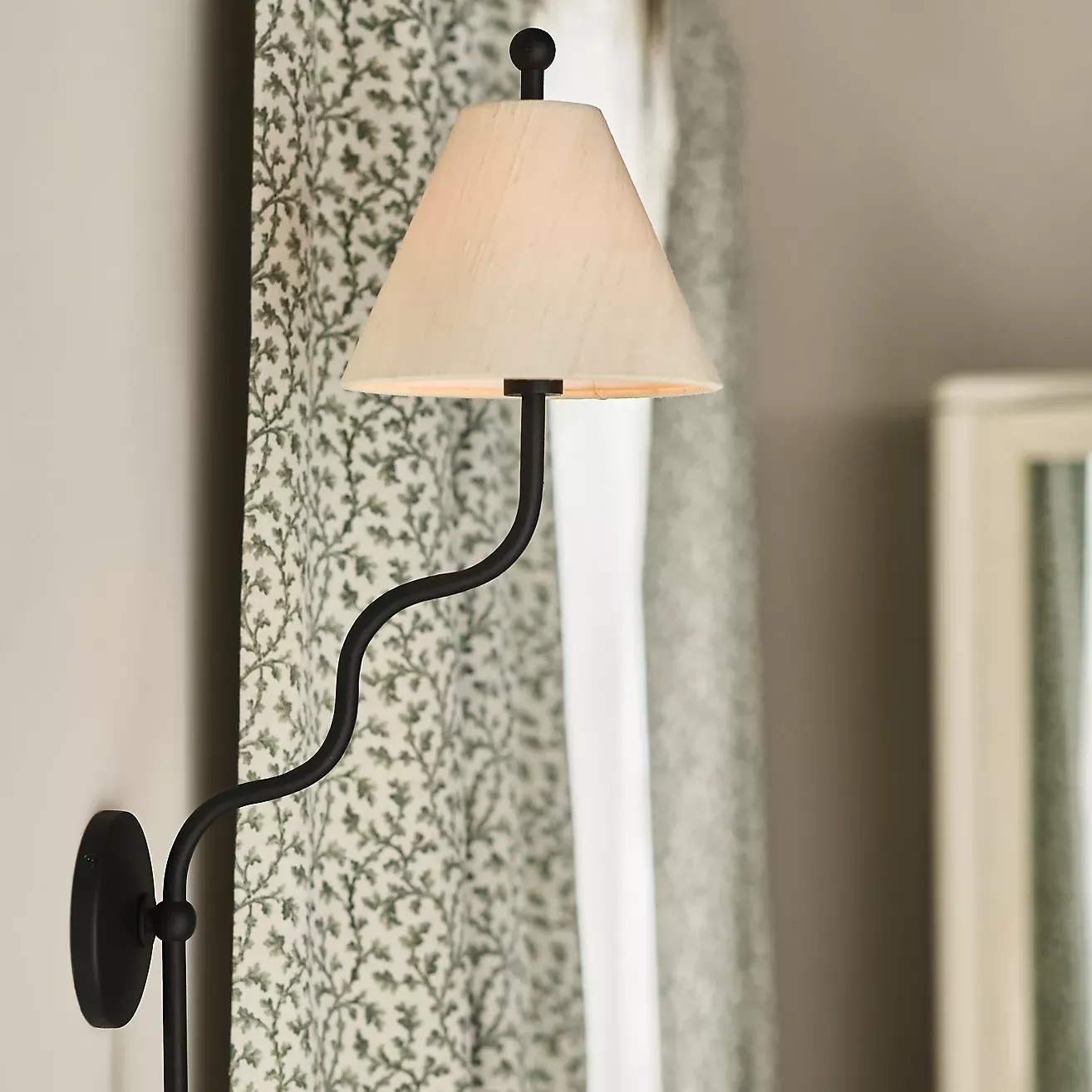 Beatrice Single Wavy Shaded Sconce