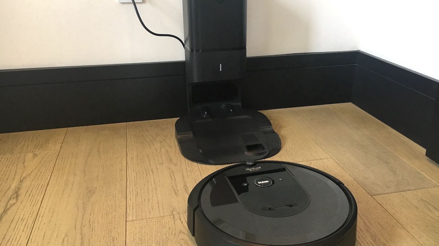 iRobot Roomba i7 ＋ Amazon.com: iRobot Roomba i7+ (7550) Robot Vacuum with