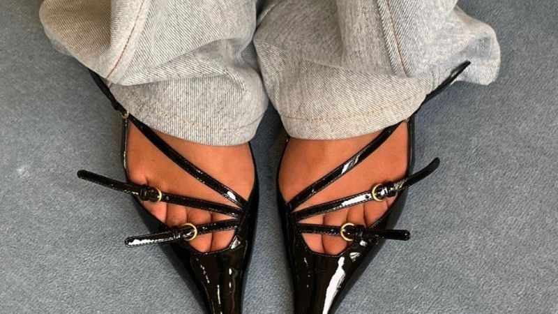 靴 Miu Miu Strap Leather Heels Miu Miu Brown Strappy Sandal Heels with Peep Toe - Size 37,5