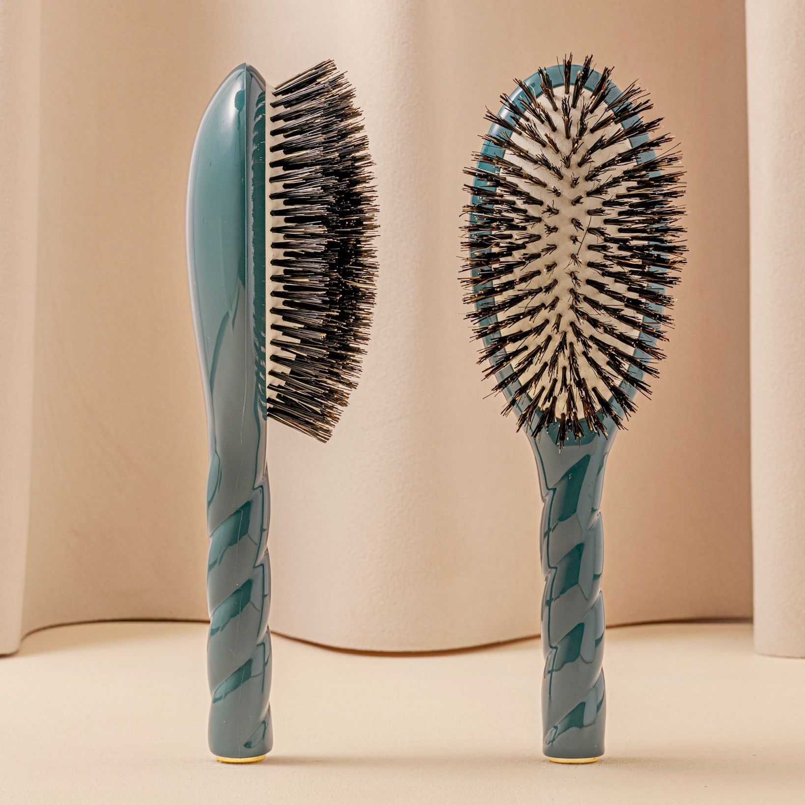 N.01 the Shine &amp;amp; Care Hairbrush the Universal Blue