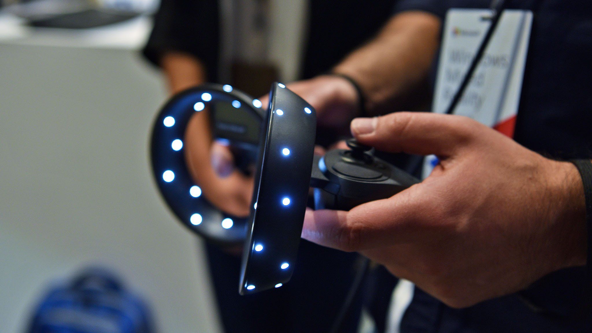 Windows10ハード　Windows Mixed Reality (Headset + Motion Controllers) [FMVHDS1](状態：ヘッドセット・コントローラ状態難) 富士通からも「Windows MR」対応のヘッドセットが発売、価格は
