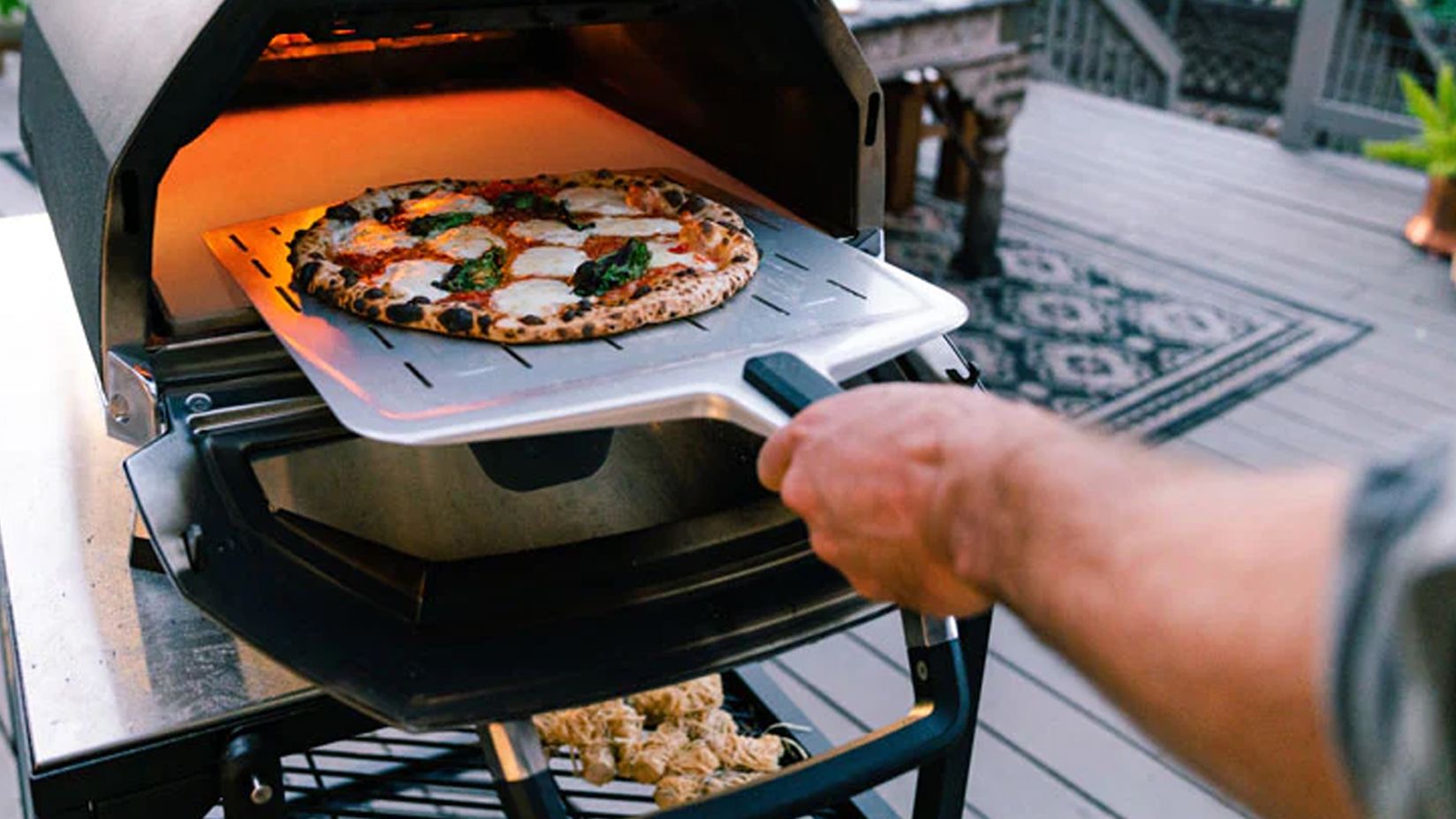 Ooni Karu 16 outside with pizza