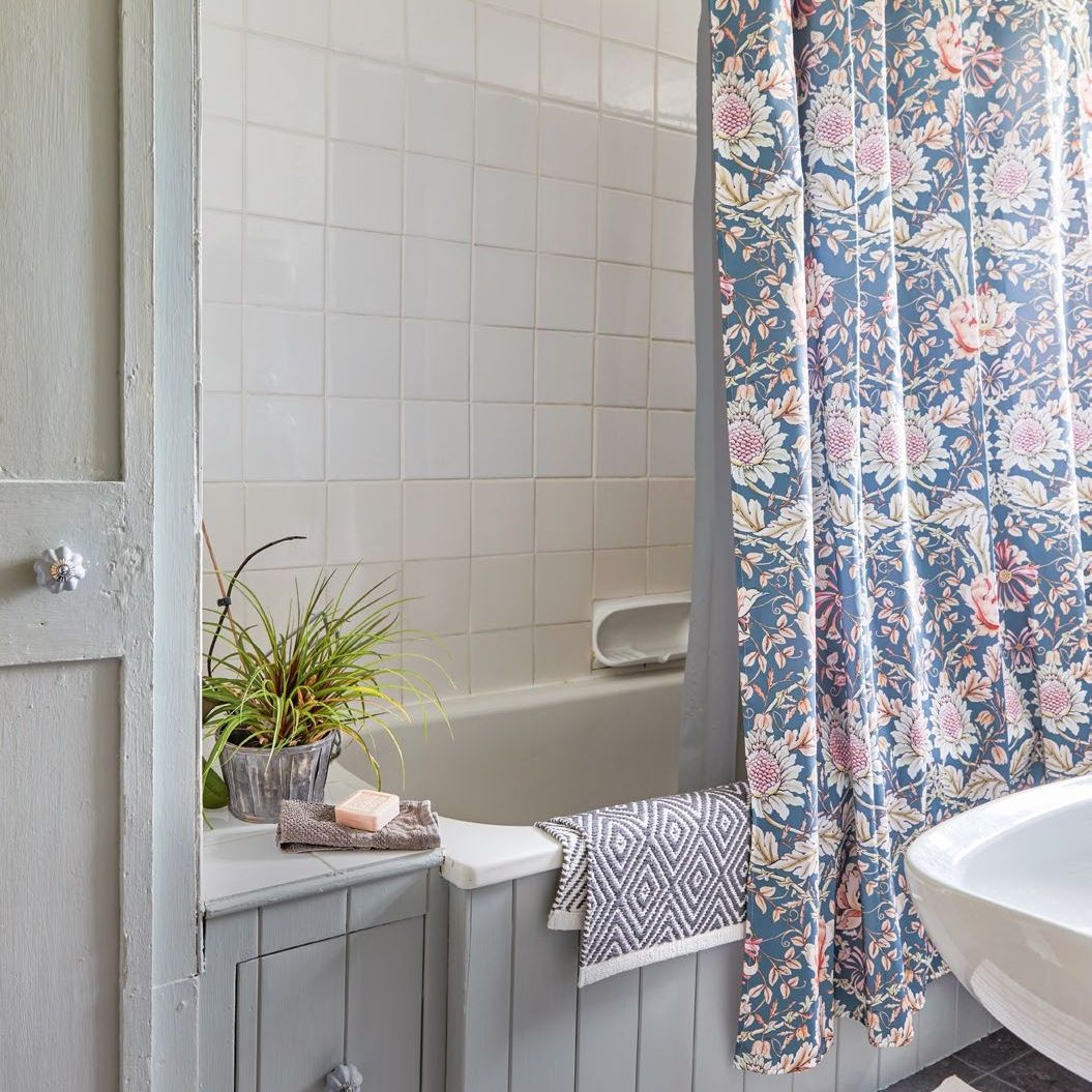 cottage bathroom, panelled bath, decorative shower curtain