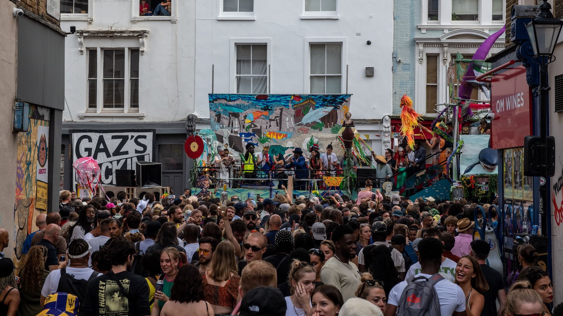 LONDON, ENGLAND - AUGUST 29: Revellers pack the streets at a sound system at Notting Hill Carnival on August 29, 2022 in London, United Kingdom. The Caribbean carnival returns to the streets of Notting Hill after a two-year hiatus due to the Covid pandemic. (Photo by Chris J Ratcliffe/Getty Images)