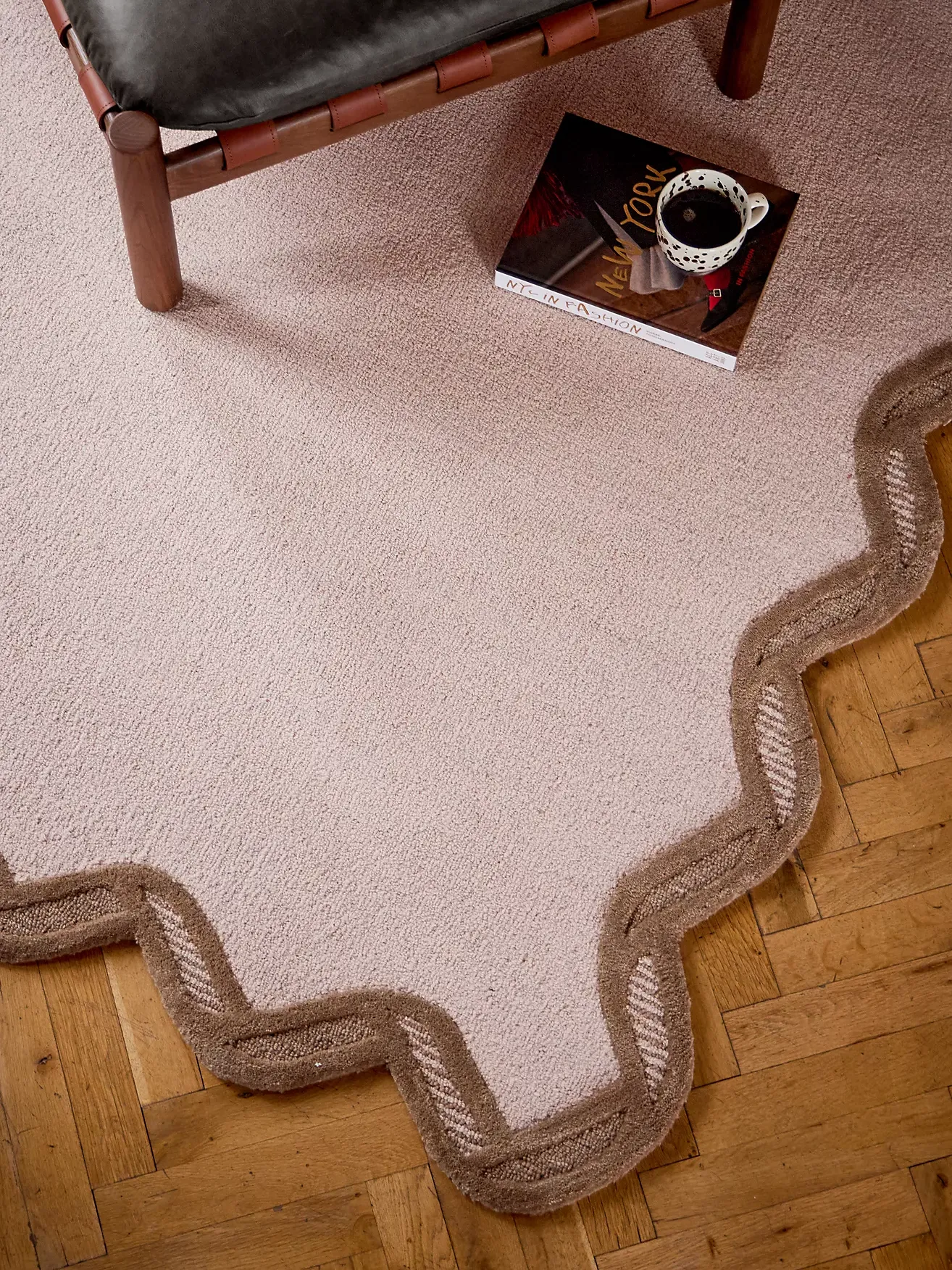 Tufted Wool Scalloped Border Rug