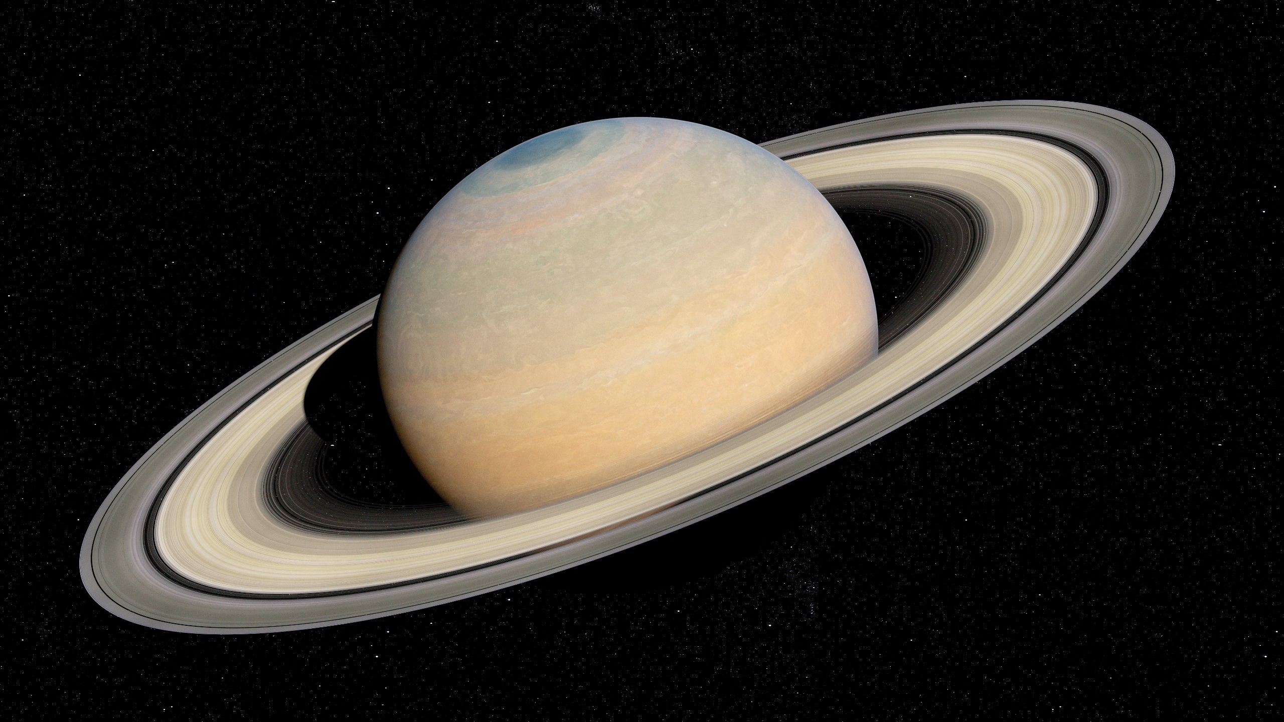 vista de perto de Saturno com anéis coloridos de areia.